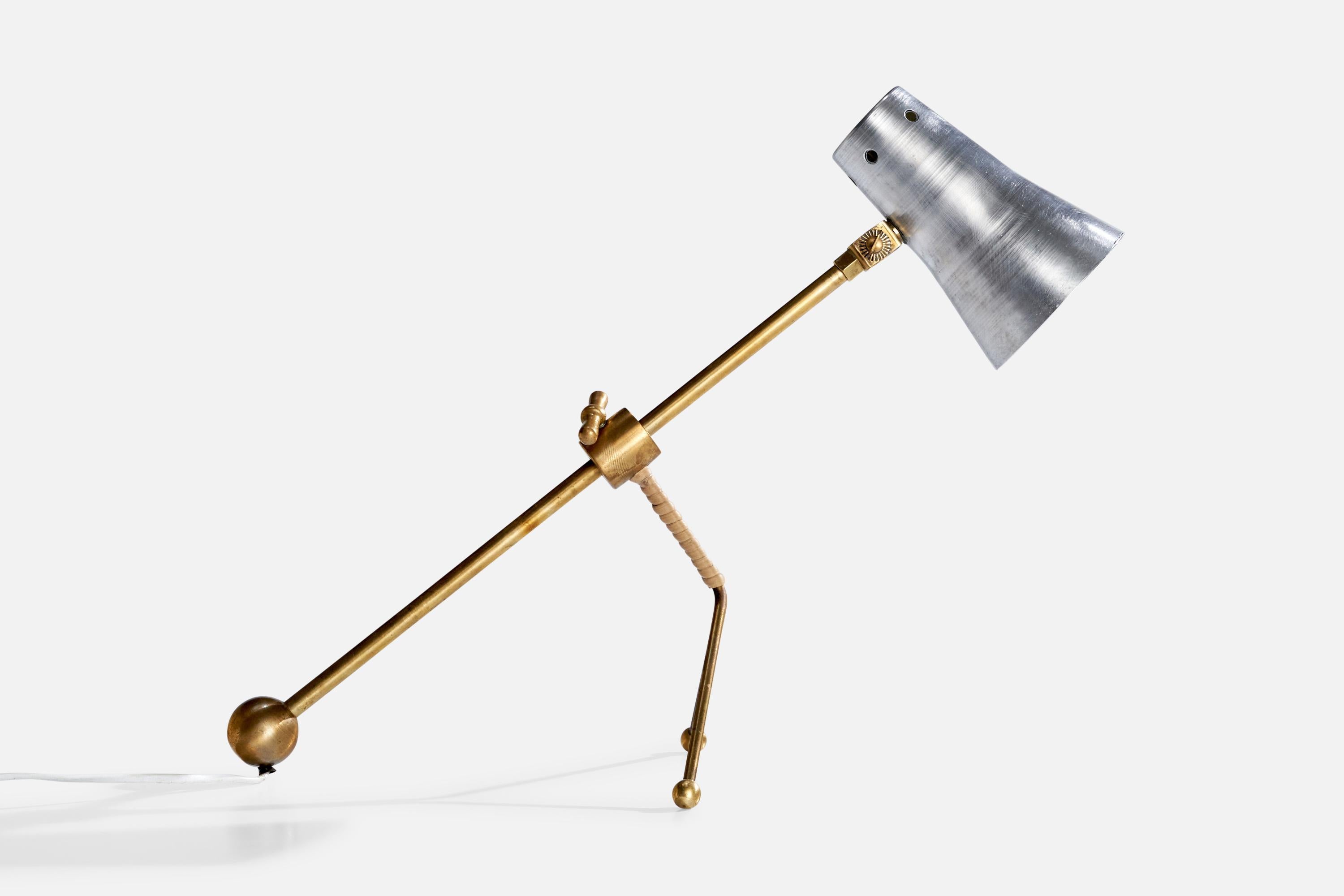 Verstellbare Tischlampe aus Messing, Rattan und Metall, entworfen und hergestellt in Finnland, ca. 1960er Jahre.

Abmessungen der Lampe mit Schirm (Zoll): 13,5