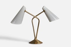 Designer finlandais, lampe de bureau à deux bras, laiton, acrylique, Finlande, années 1960