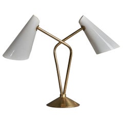 Finnische Designerin, zweiarmige Tischlampe, Messing, Acryl, Finnland, 1960er Jahre