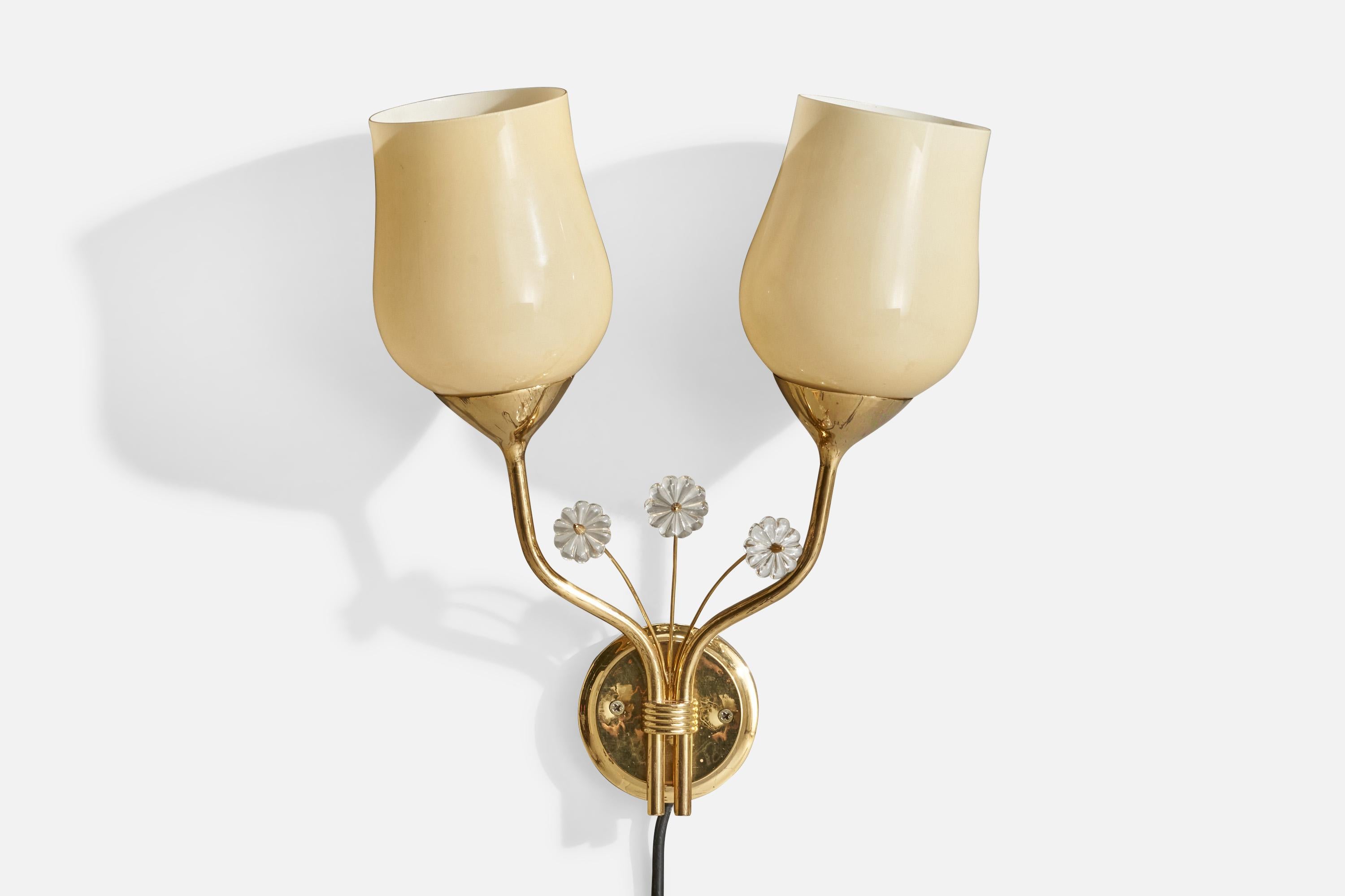 Wandleuchte aus Messing, Glas und Opalglas, entworfen und hergestellt in Finnland, ca. 1950er Jahre.

Gesamtabmessungen (Zoll): 16