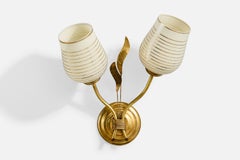 Lampada da parete di design finlandese, ottone, vetro, Finlandia, anni '50