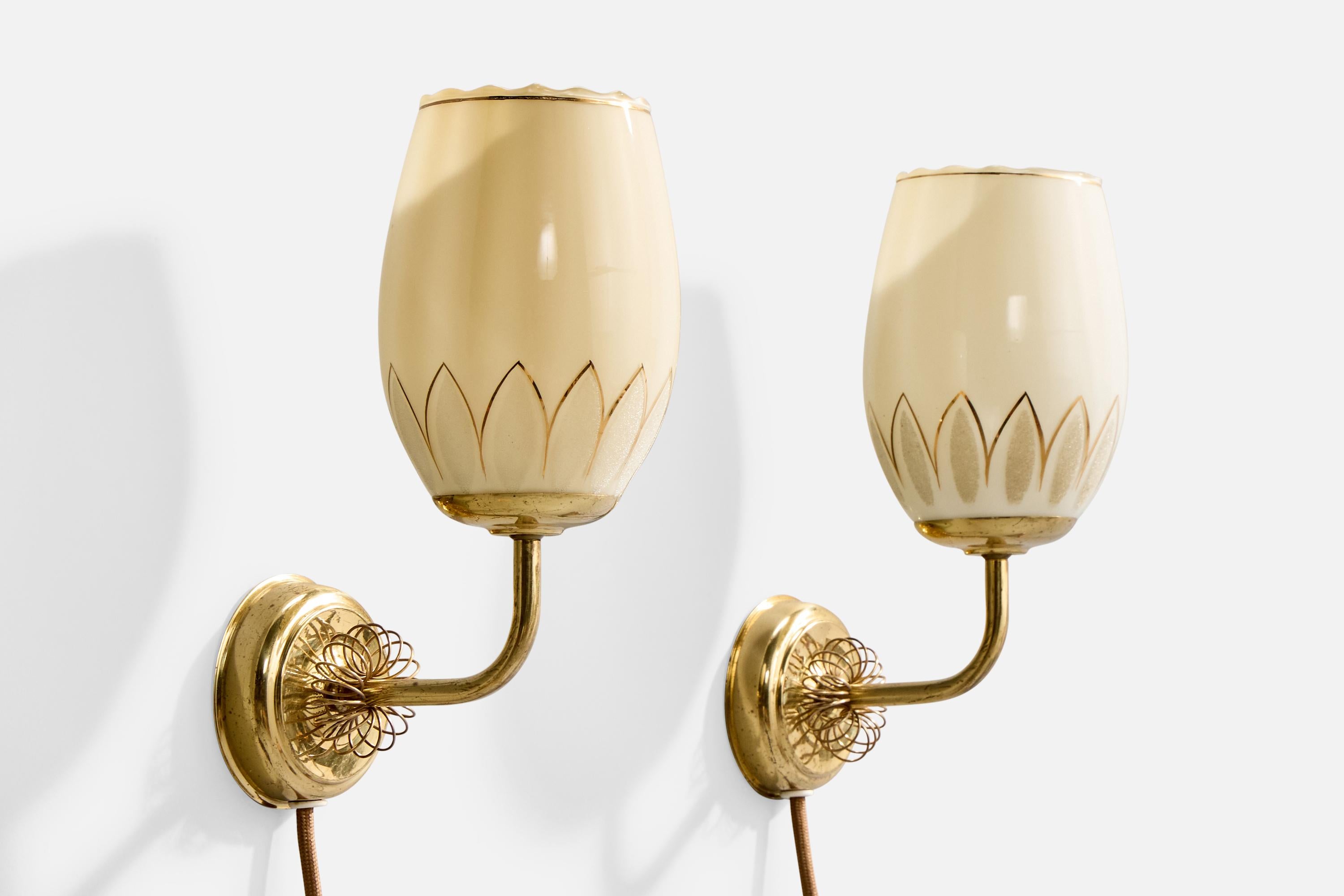 Paire d'appliques en laiton et en verre opalin doré blanc cassé, conçues et produites en Finlande, vers les années 1950.

Dimensions globales (en pouces) : 10,25 