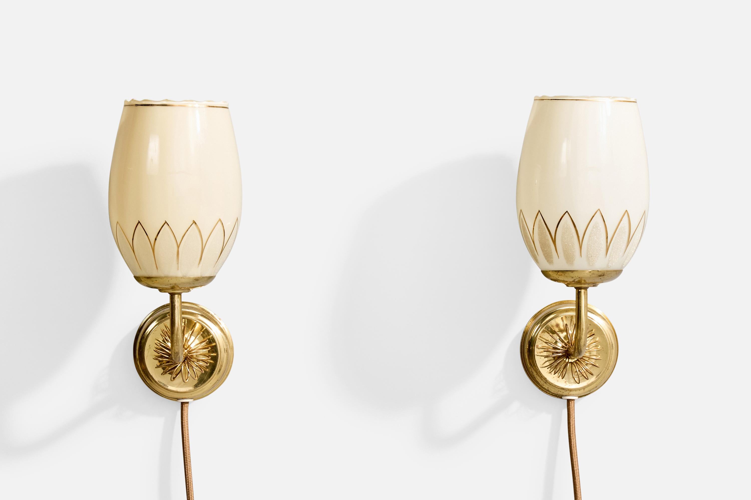 Mid-Century Modern Design/One, appliques, laiton, verre, Finlande, années 1950 en vente