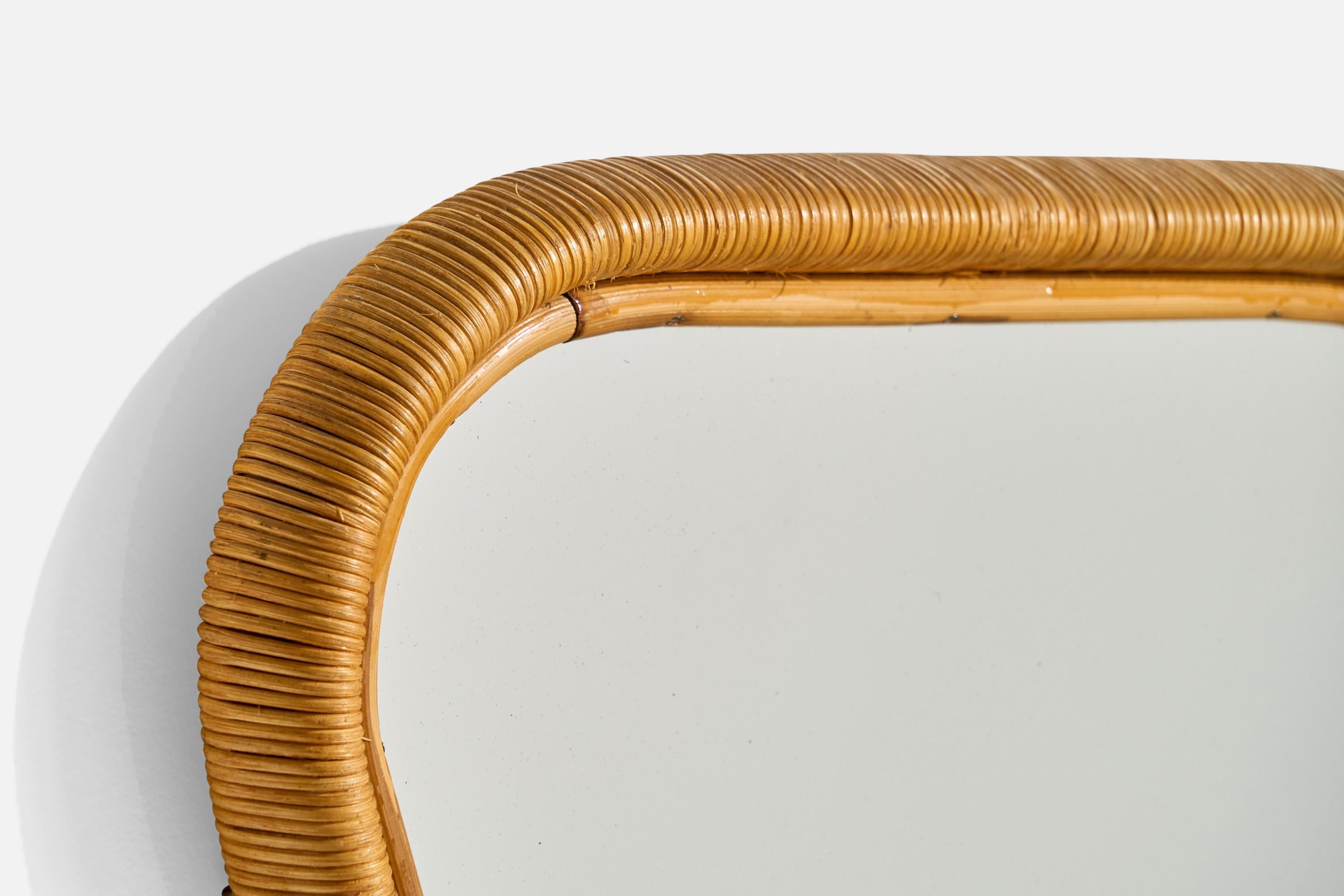 Designer finlandese, specchio da parete, rattan, bambù, Finlandia, anni '50 In condizioni buone in vendita a High Point, NC