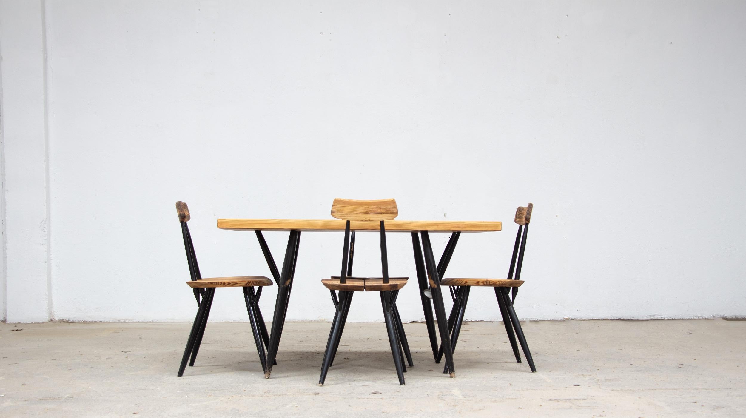 Ilmari Tapiovaara Pirkka Laukaan Puu dining set edition

Table and 4 chairs set from the late 50s by Finnish designer Ilmari Tapiovaara. Pirkka model for the publisher Laakan Puu.

Table top, seats and backrest in solid Finnish pine.

The compass