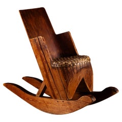 Fauteuil à bascule en bouleau finlandais du début du 20e siècle, fabriqué à la main pour les enfants.