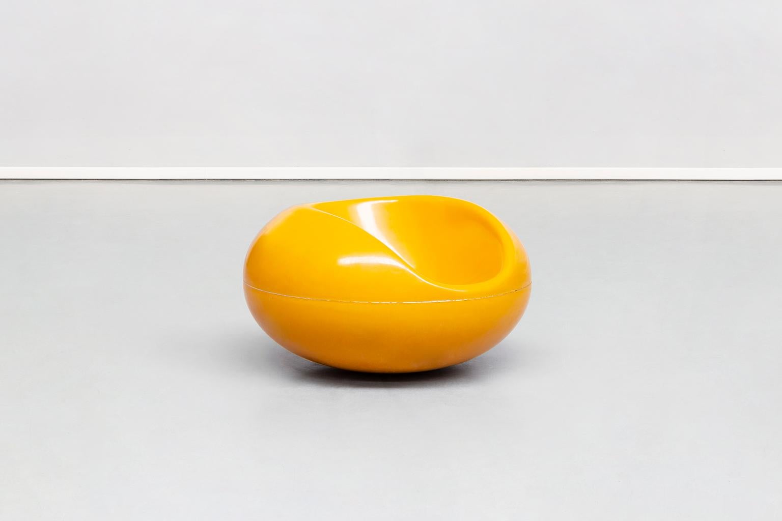 Fauteuils Pastille en fibre de verre jaune feu finlandais par Eero Aarnio pour Asko, 1967
Le fauteuil Pastille est plus une œuvre d'art qu'un simple fauteuil ou rocking-chair. Créé en 1967, il a une forme complètement décalée, comme une pastille ou