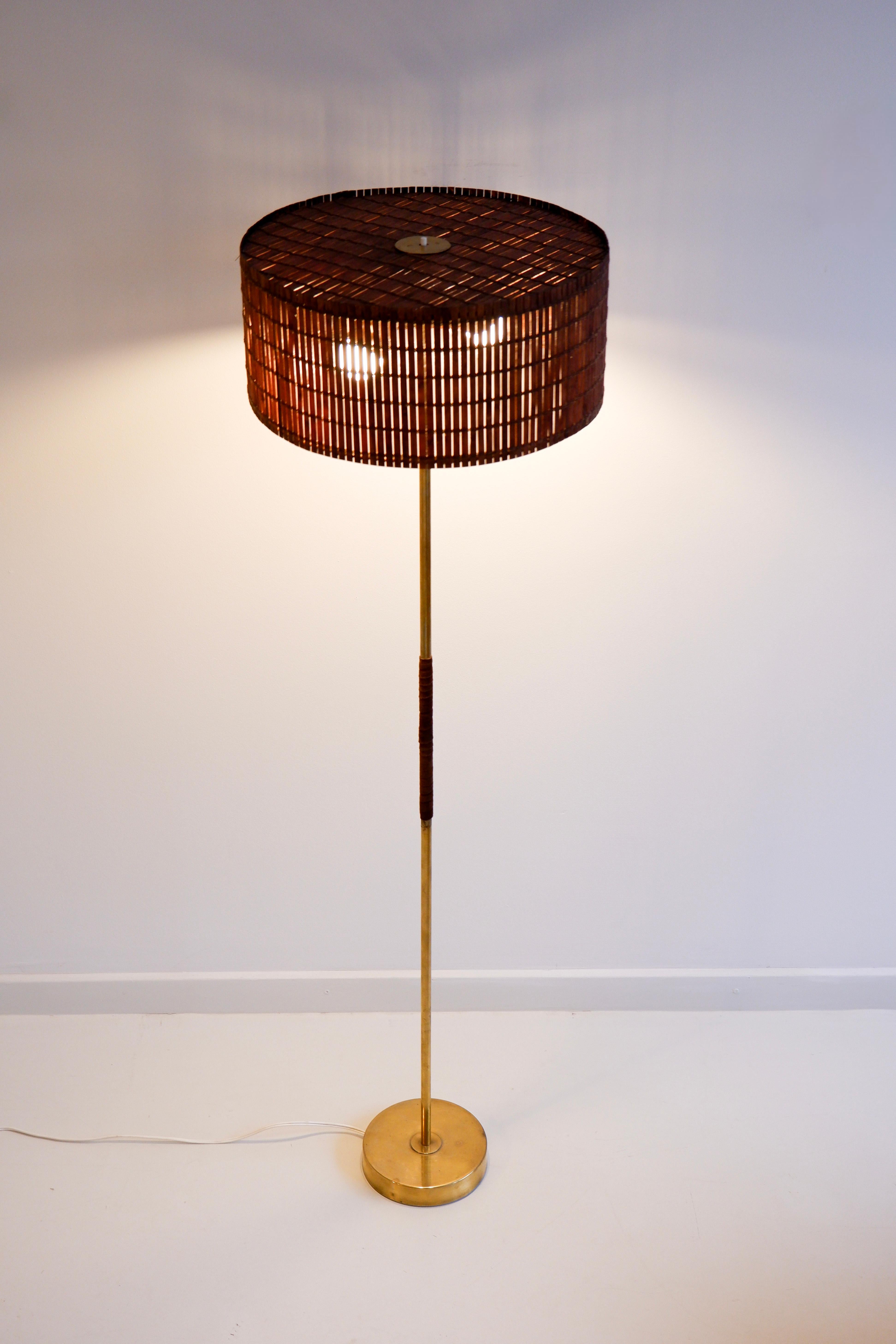 Finnish floor lamp designed and produced by Presenta circa 1960 In Fair Condition For Sale In Hägersten-Liljeholmen, Stockholms län