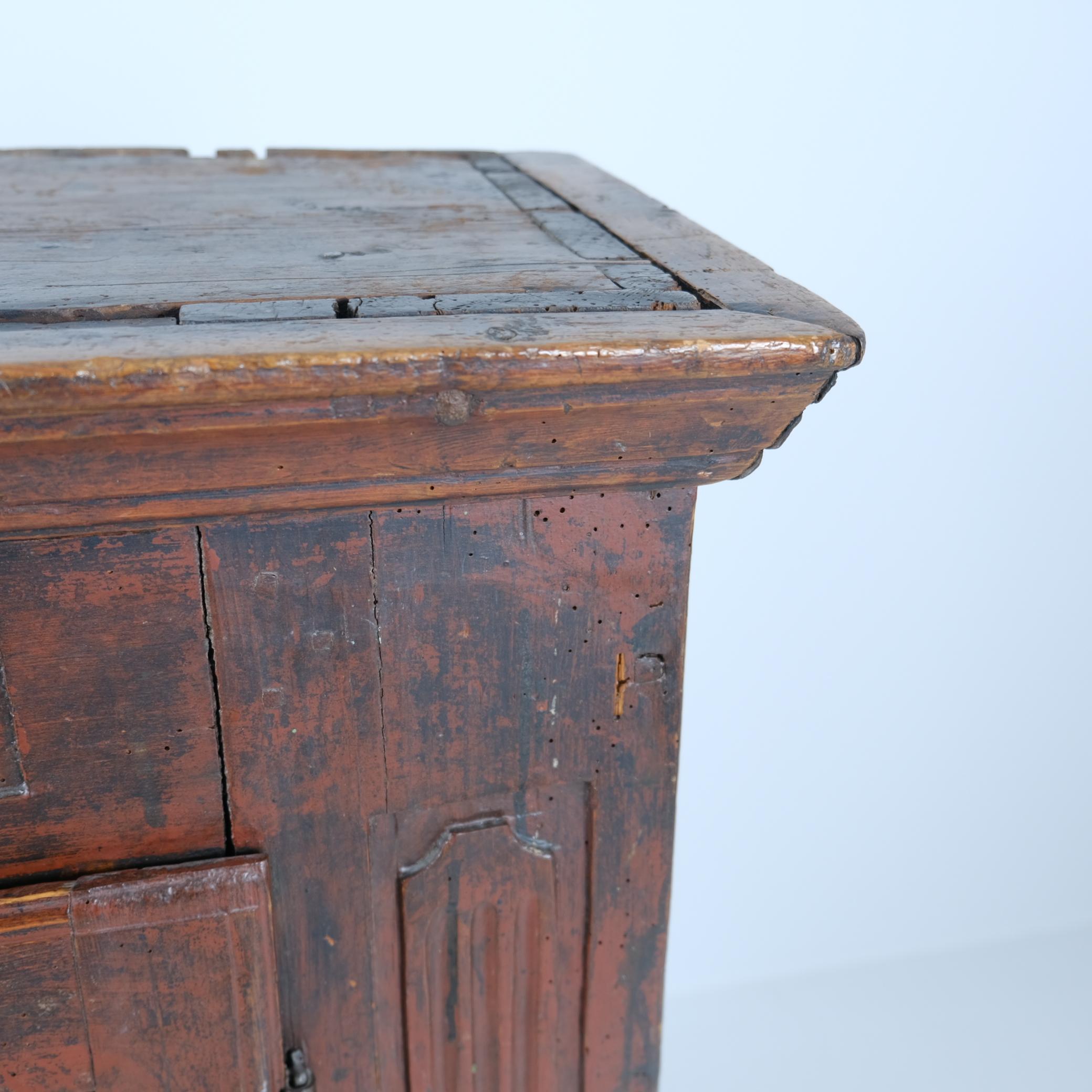 Finnish Folk / Peasent Painted Cupboard, Circa 18th Century In Good Condition For Sale In Helsinki, FI