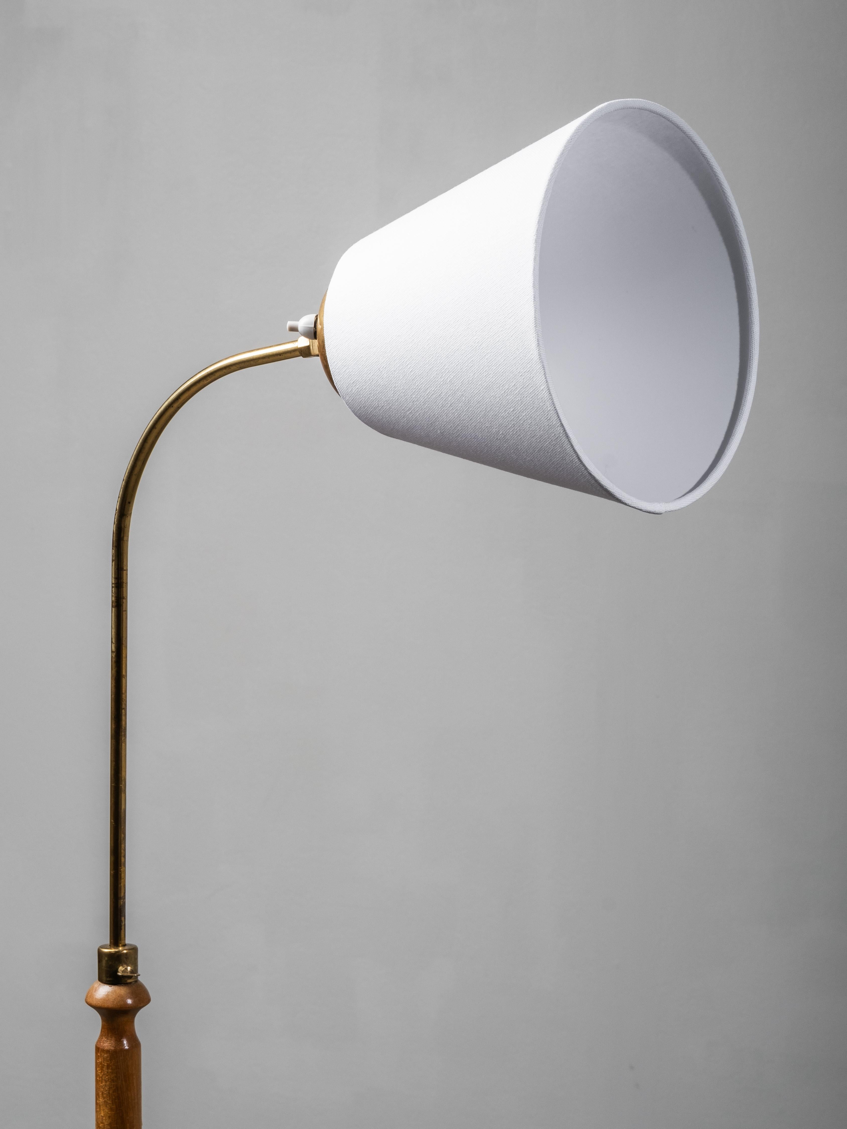 Lampada da terra funzionalista finlandese in betulla e ottone, anni '40 in vendita 4