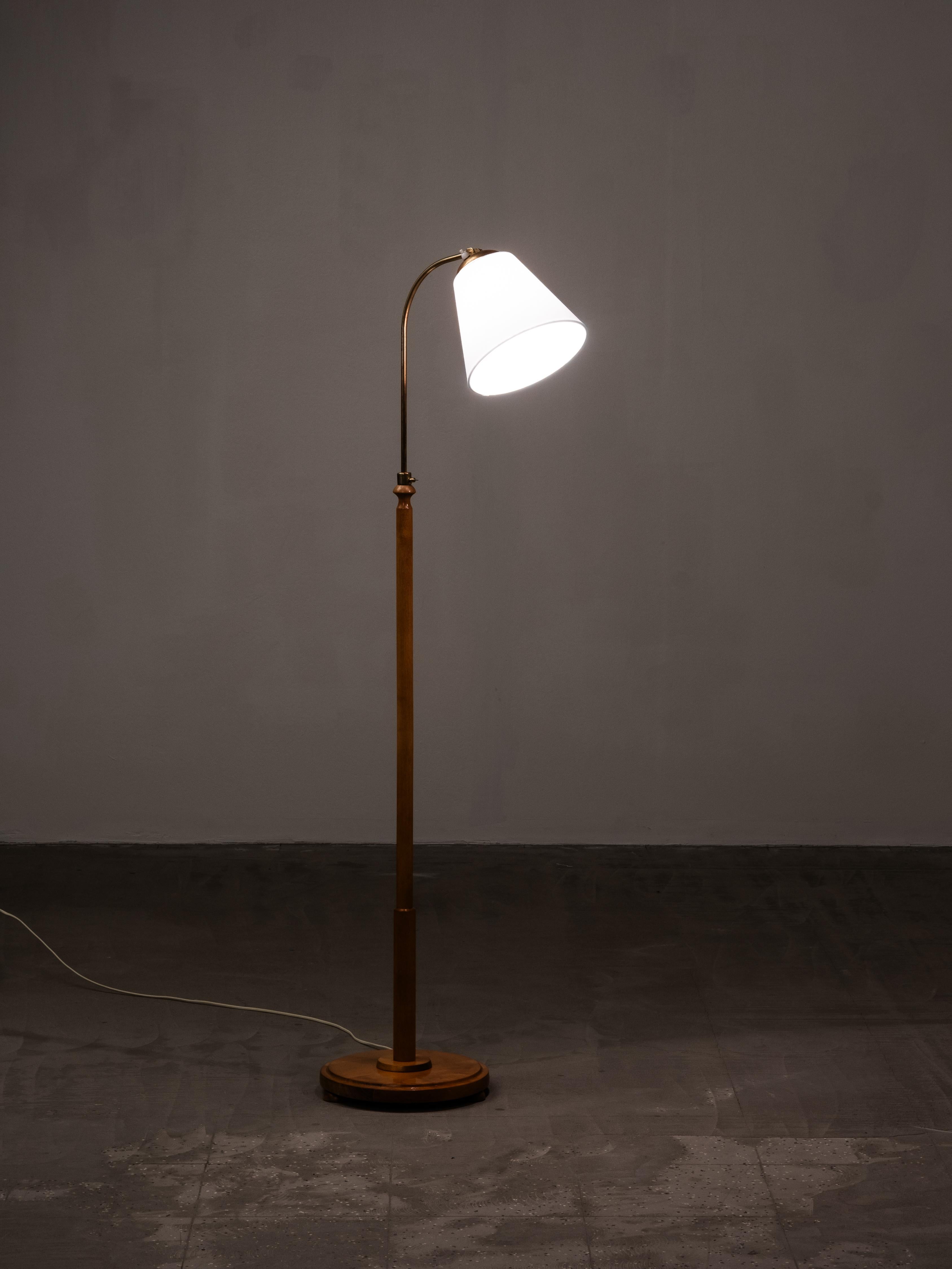 Lampada da terra funzionalista finlandese in betulla e ottone, anni '40 in vendita 5