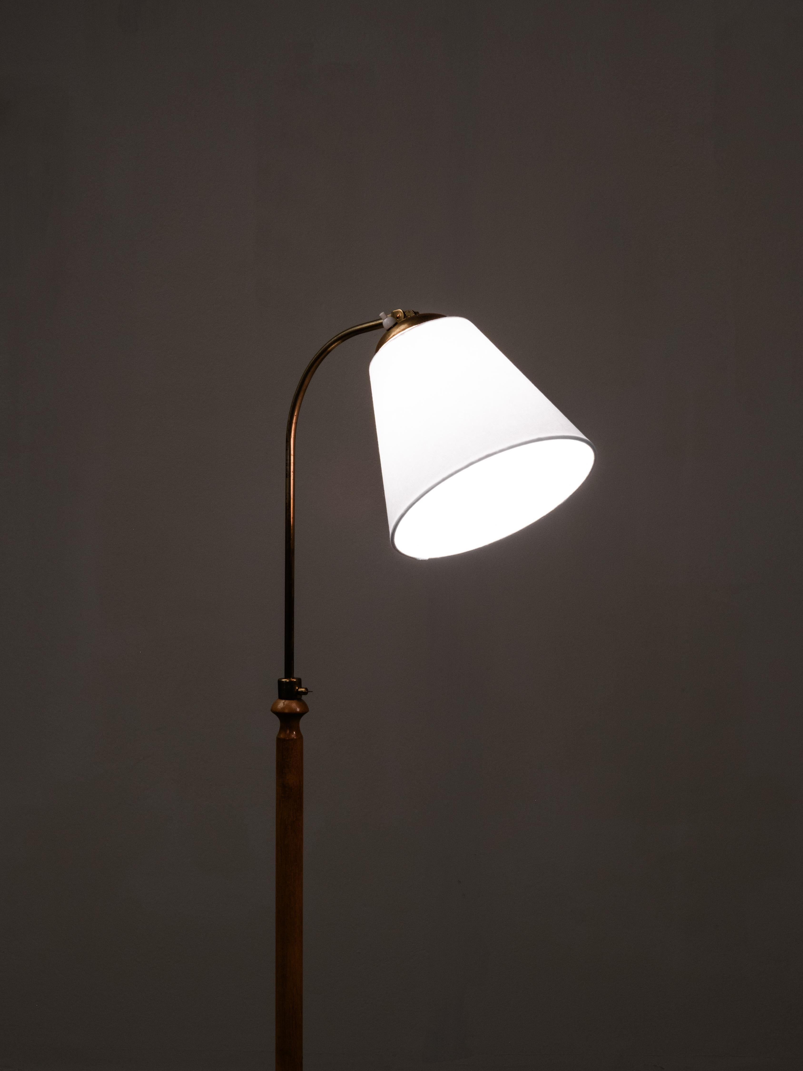 Lampada da terra funzionalista finlandese in betulla e ottone, anni '40 in vendita 6