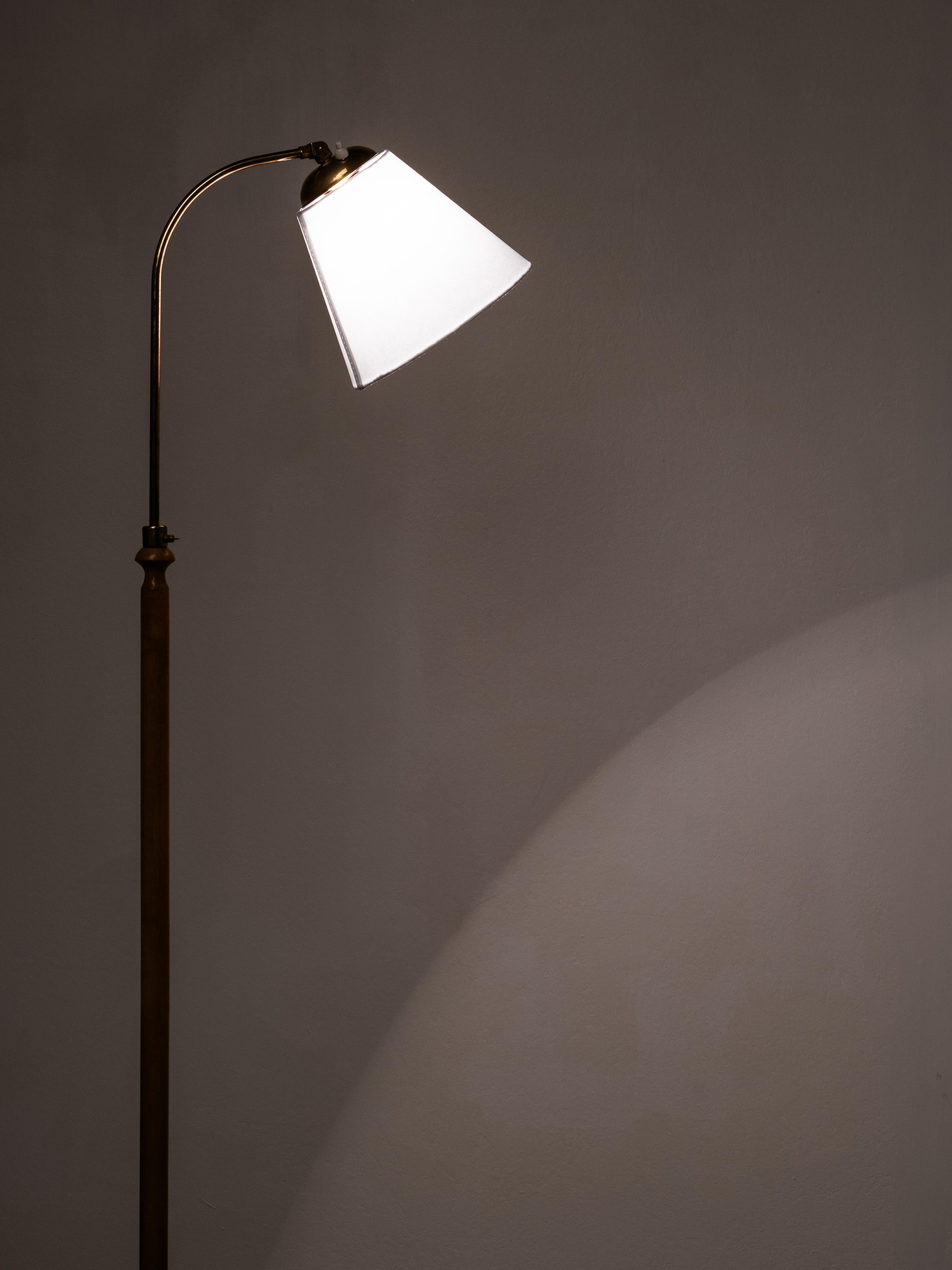 Lampada da terra funzionalista finlandese in betulla e ottone, anni '40 in vendita 8