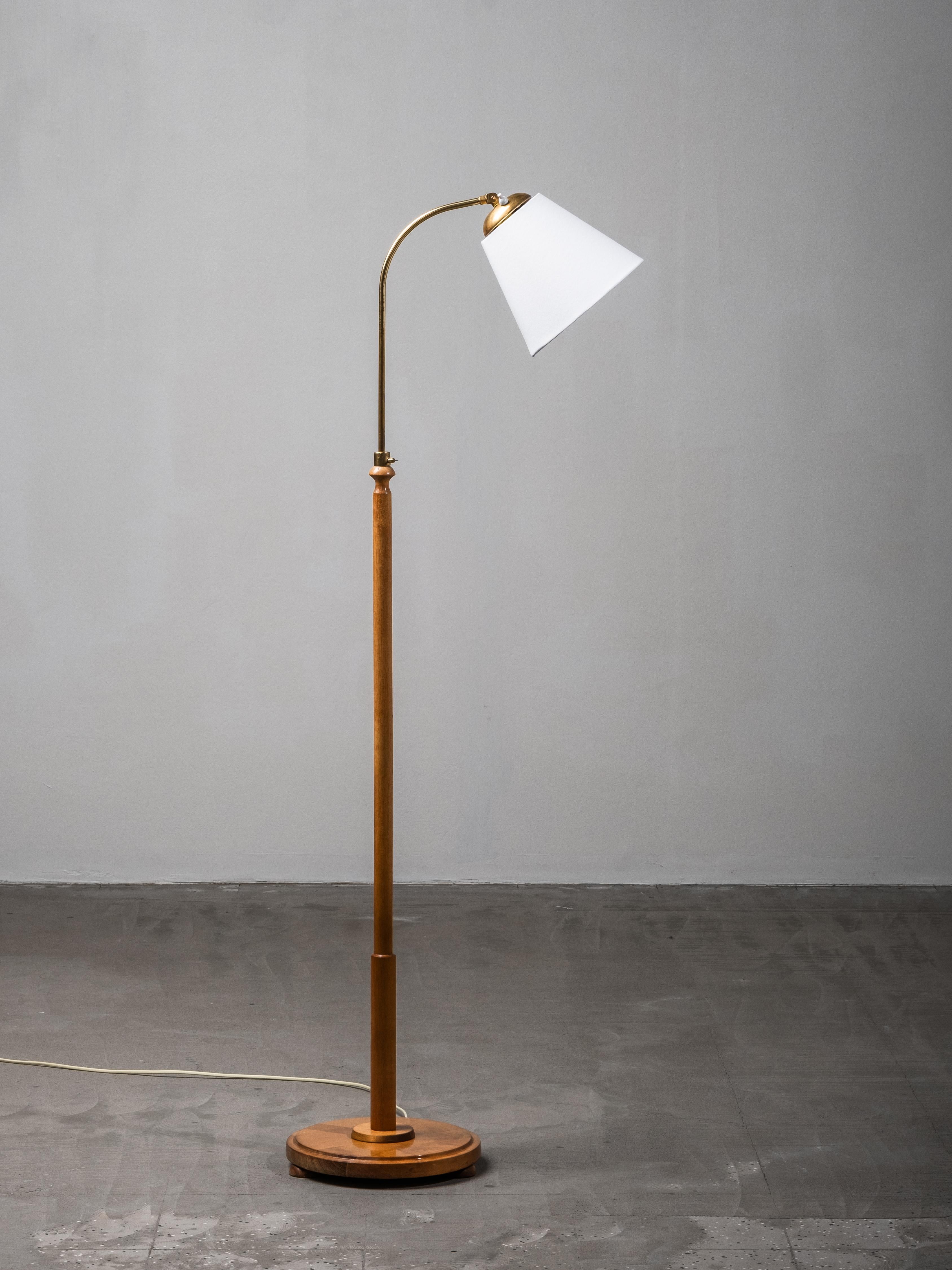 Elegante lampada da terra funzionalista finlandese degli anni '40, realizzata in betulla e ottone. Il design cattura l'essenza del modernismo nordico, dove semplicità, artigianalità e praticità si combinano perfettamente.

La base e lo stelo in