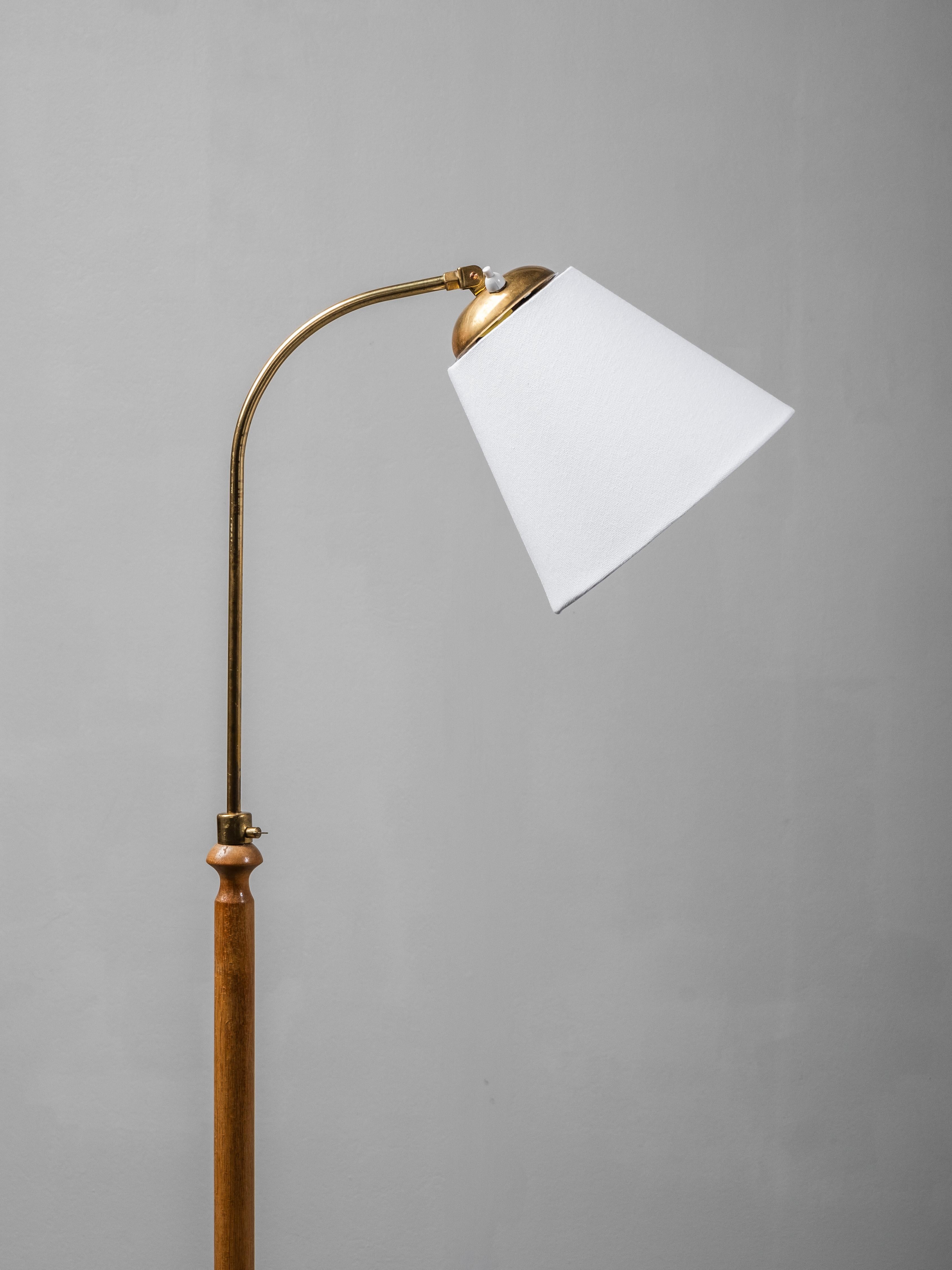 Scandinavo moderno Lampada da terra funzionalista finlandese in betulla e ottone, anni '40 in vendita