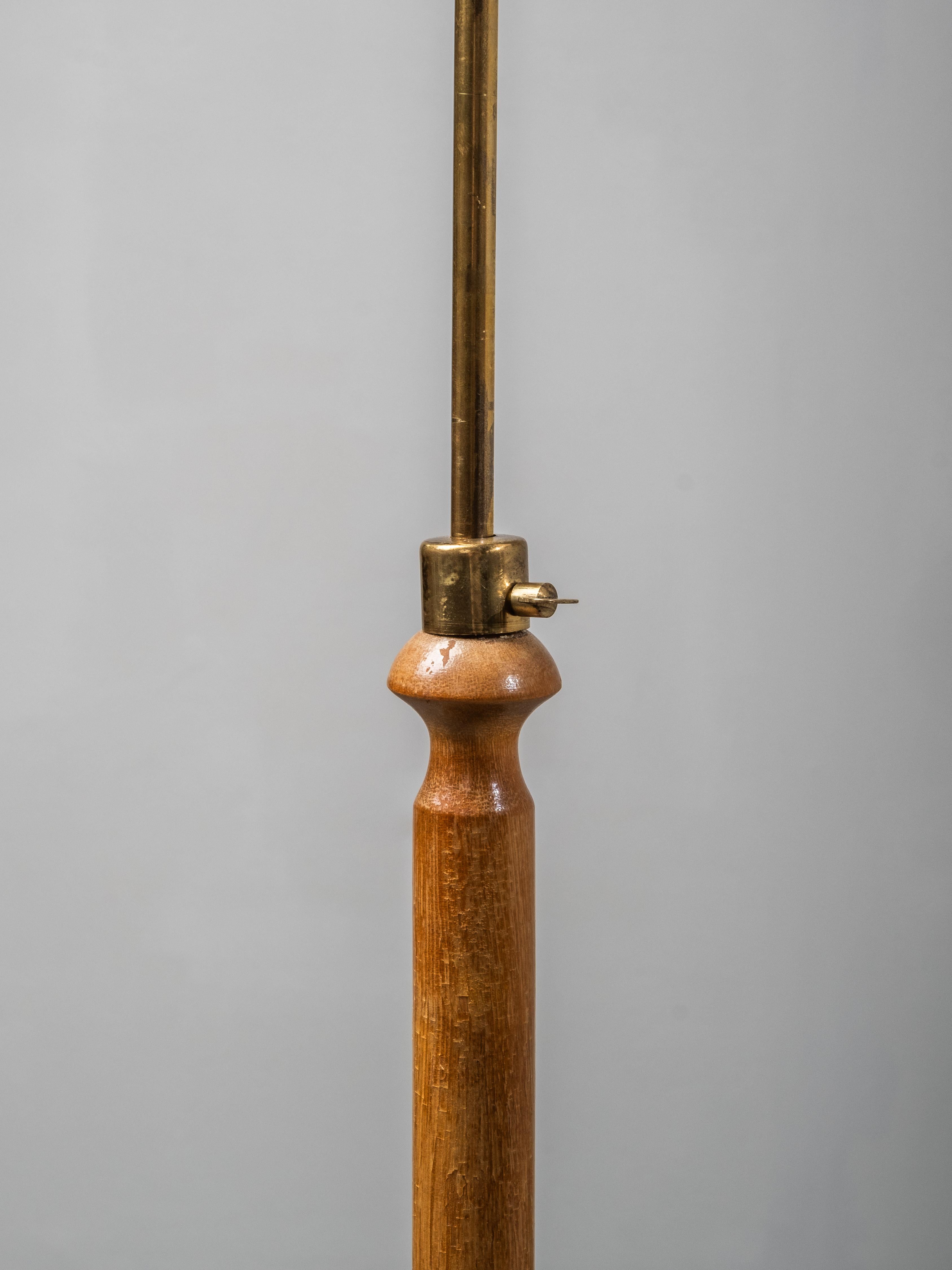Ottone Lampada da terra funzionalista finlandese in betulla e ottone, anni '40 in vendita