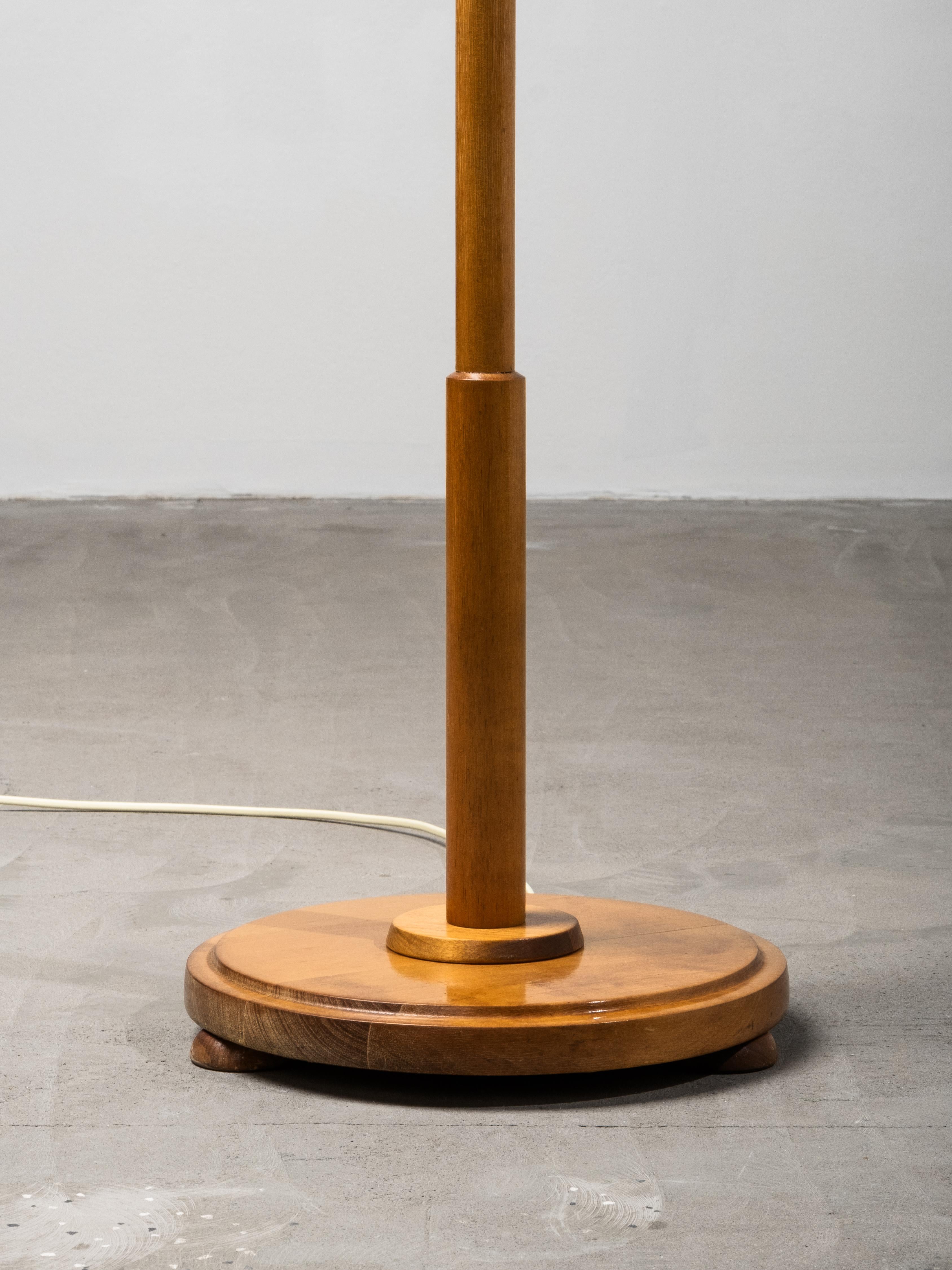 Lampada da terra funzionalista finlandese in betulla e ottone, anni '40 in vendita 1