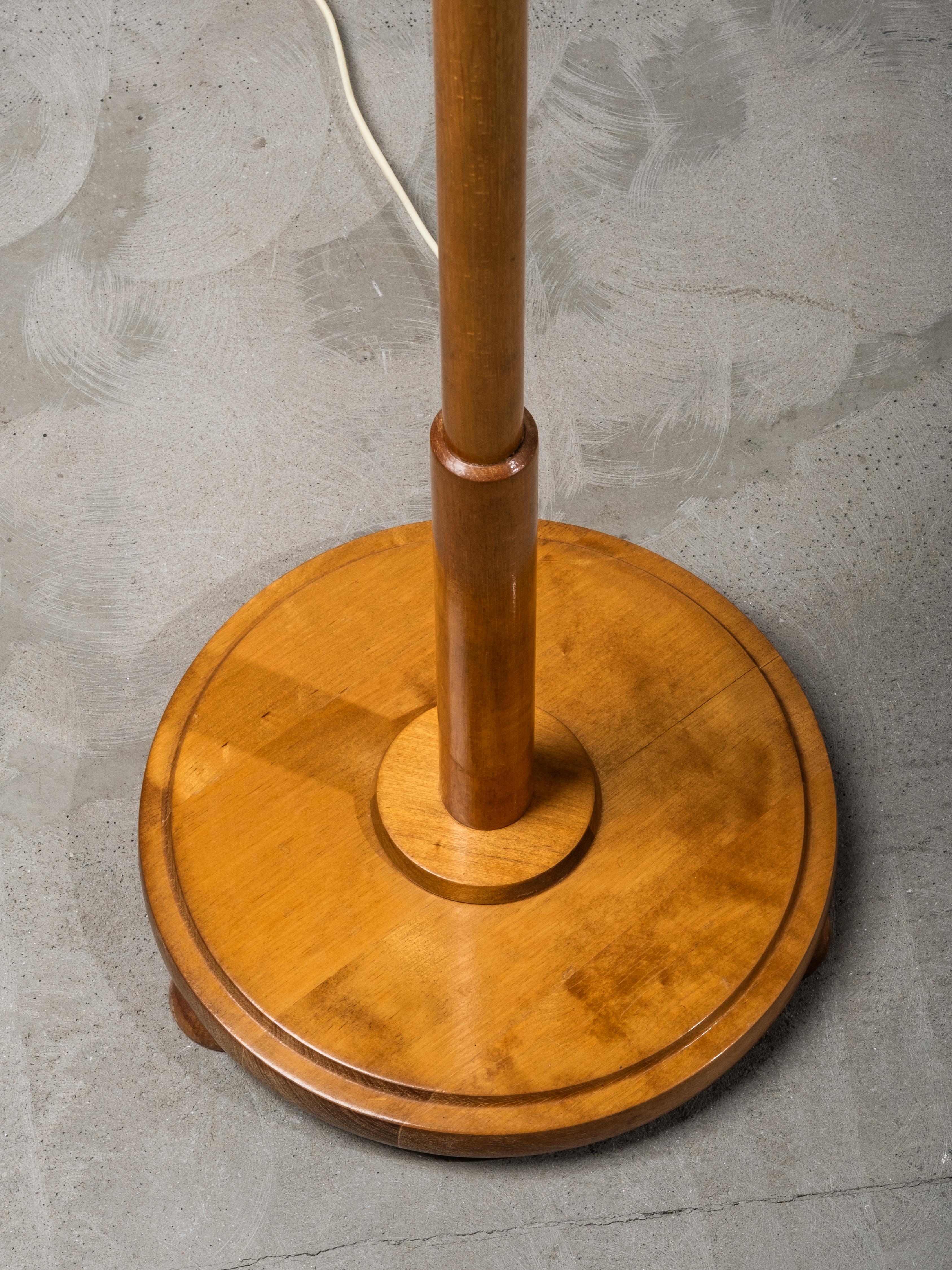 Lampada da terra funzionalista finlandese in betulla e ottone, anni '40 in vendita 2
