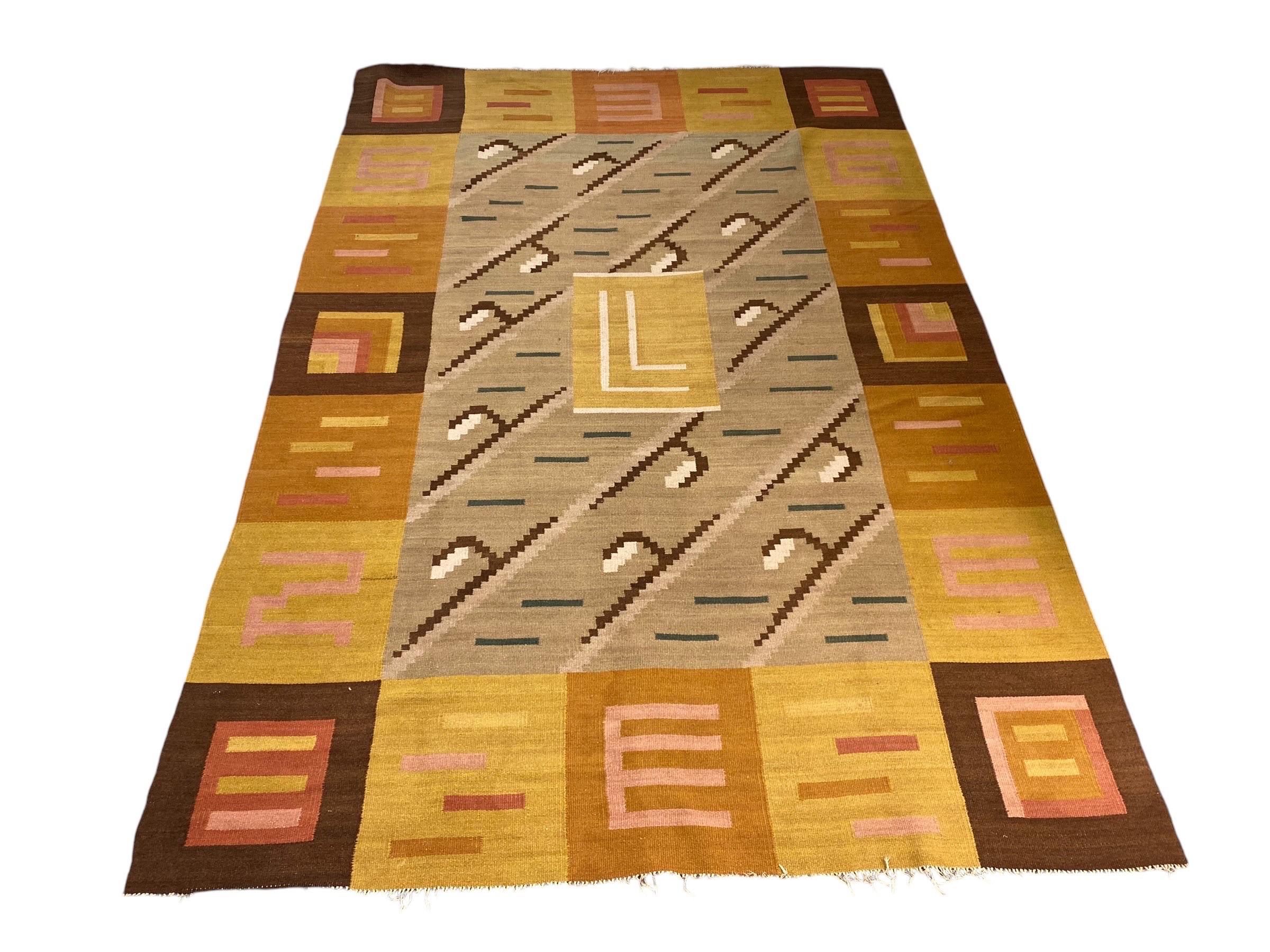 Ein schöner finnischer Flachgewebe-Teppich im funktionalistischen Stil. Handgefertigt in den 1930er Jahren mit großer Ähnlichkeit zu oder möglicherweise von der berühmten finnischen Textilkünstlerin Greta Skogster-Lehtinen. 

Der Teppich hat eine