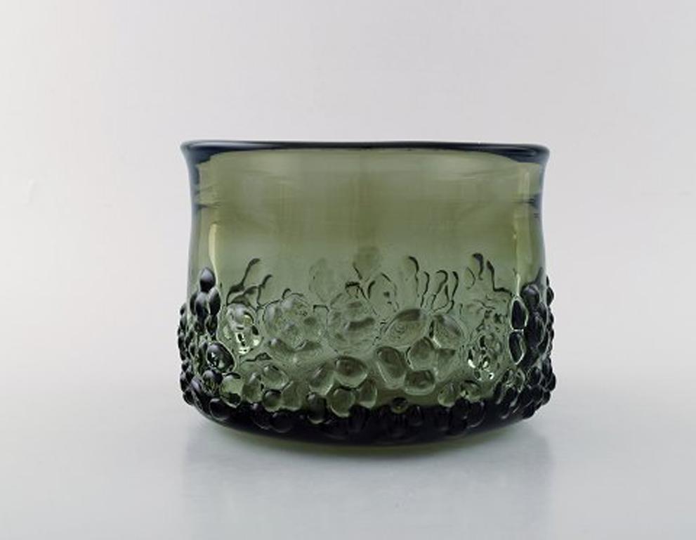 Finnish glass artist. Large organic bowl in green mouth blown art glass. Flowers in relief. 1970s.
Measures: 17.5 x 13 cm.
In perfect condition.