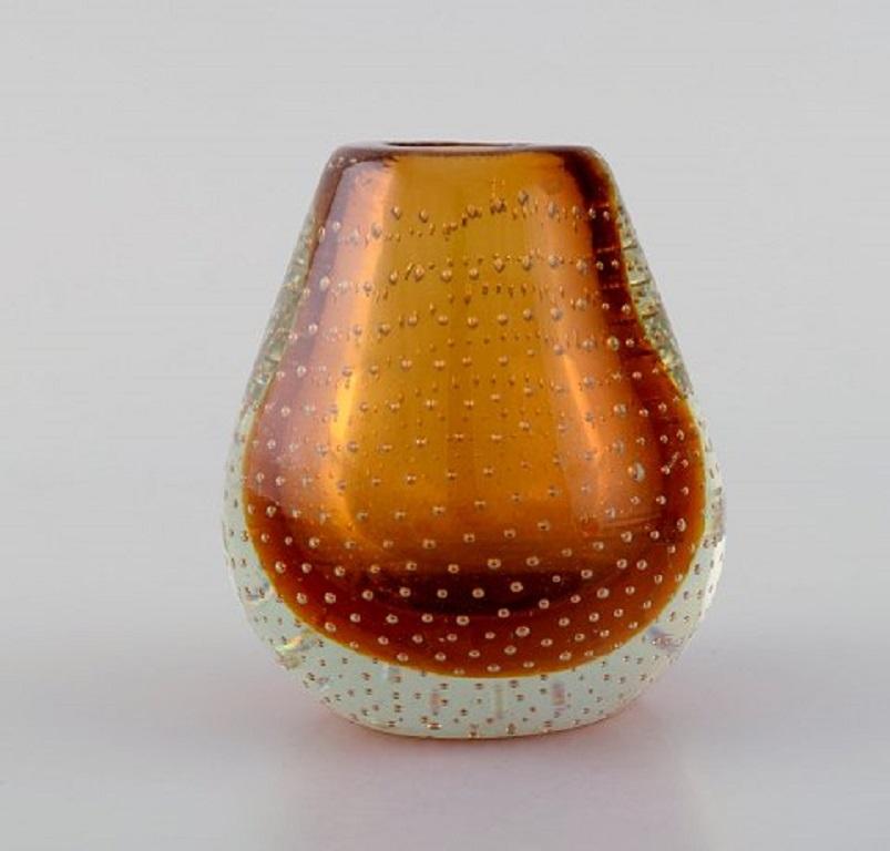 Finnish glass artist. Two vases in clear and amber colored mouth-blown art glass with inlaid bubbles, Mid-20th century.
Largest measures: 8.5 x 7 cm.
In excellent condition.
