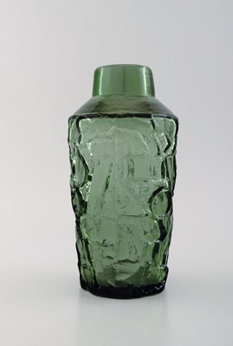 Artiste verrier finlandais. Vase en verre d'art soufflé à la bouche vert. Motif abstrait. 1970s.
Mesures : 22 x 11 cm.
En parfait état.