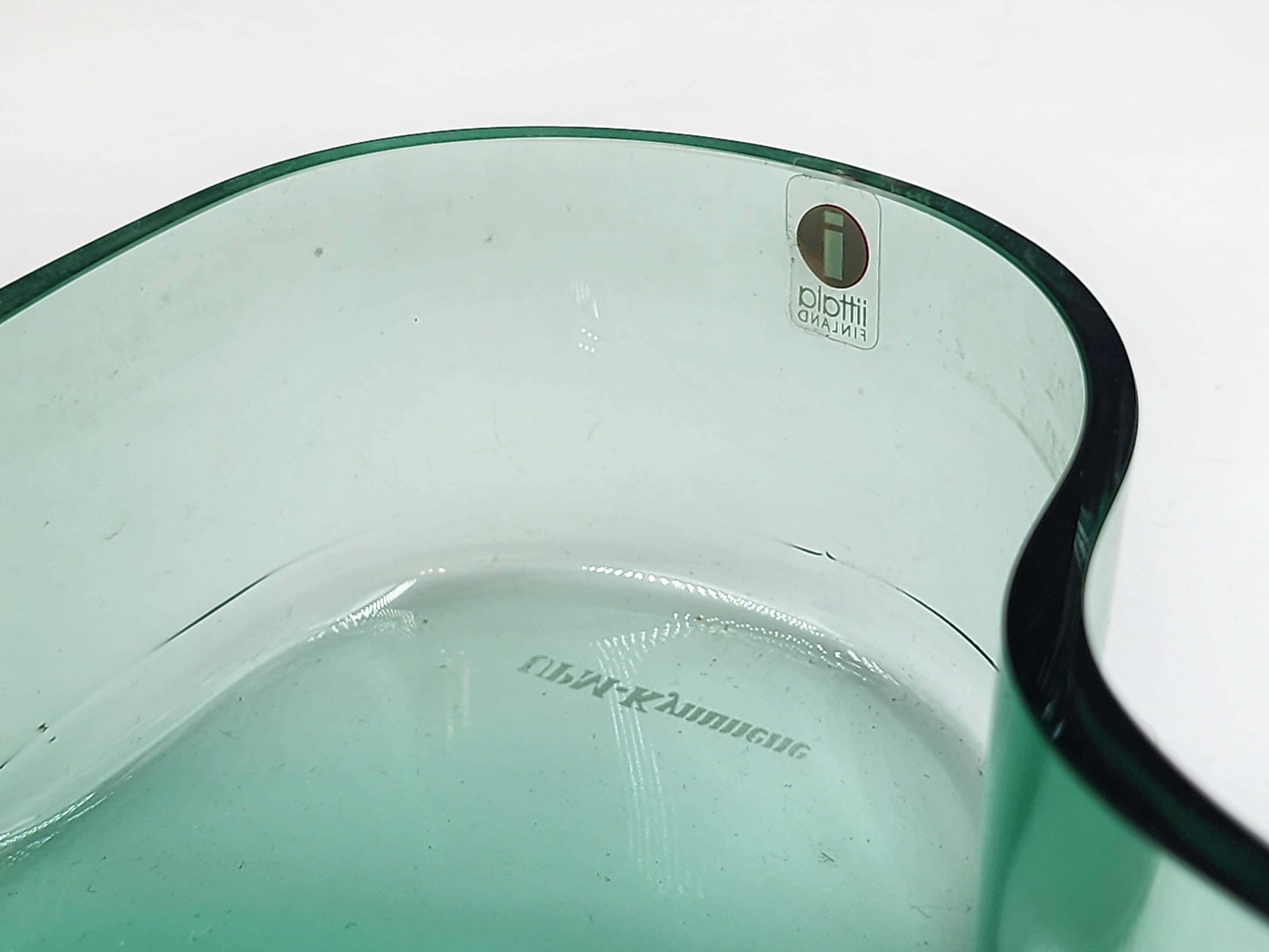 Ciotola di vetro finlandese Aalto+Aalto
Bellissima e raffinata ciotola in vetro di Alvar Aalto di colore verde trasparente.
Alvar Aalto è stato l'unico architetto della Seconda Generazione del Movimento Moderno riconosciuto come 
