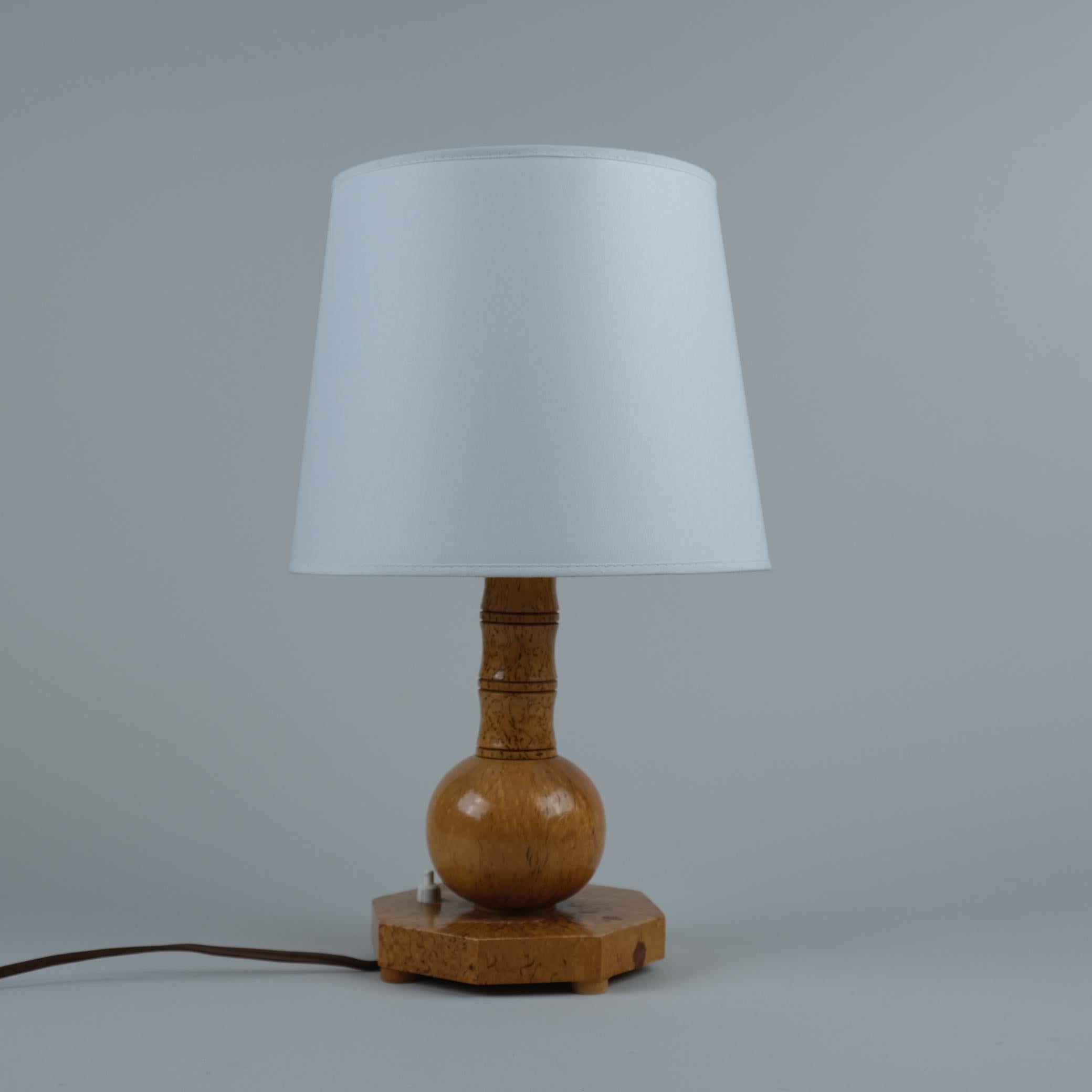 Lampe de table en loupe de bouleau curly argentée fabriquée à la main en Finlande dans les années 1940 en vente 1