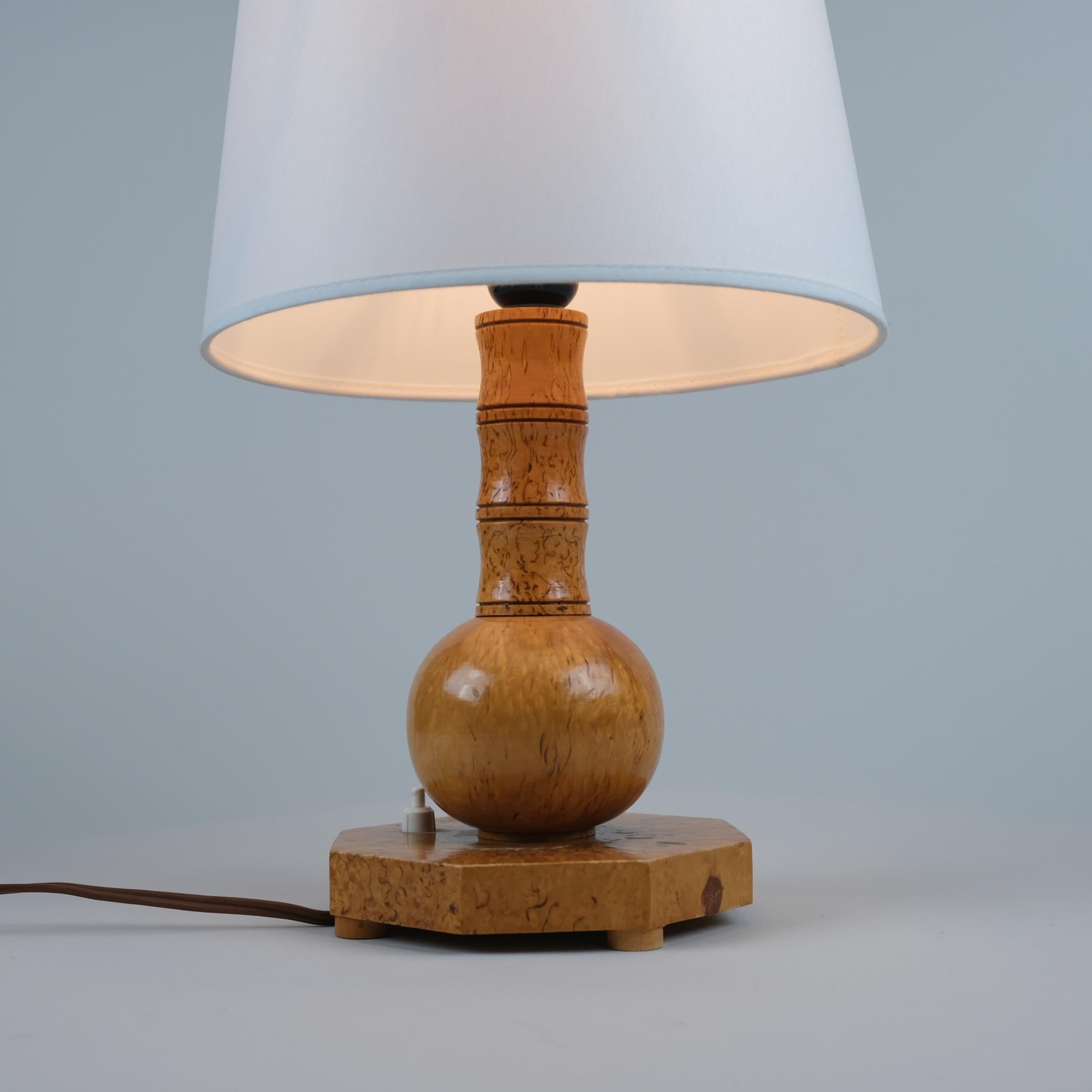 Art déco Lampe de table en loupe de bouleau curly argentée fabriquée à la main en Finlande dans les années 1940 en vente