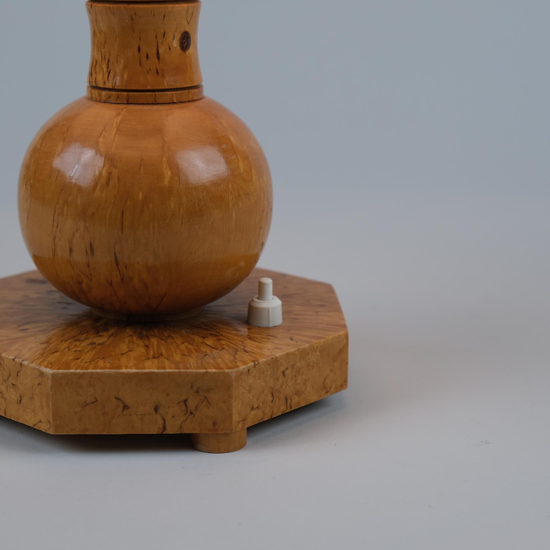 Finlandais Lampe de table en loupe de bouleau curly argentée fabriquée à la main en Finlande dans les années 1940 en vente