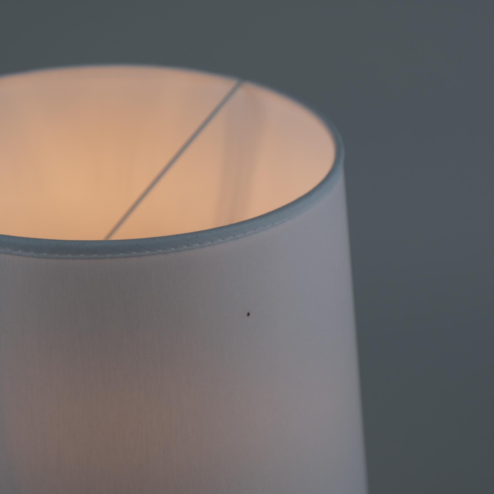 Milieu du XXe siècle Lampe de table en loupe de bouleau curly argentée fabriquée à la main en Finlande dans les années 1940 en vente