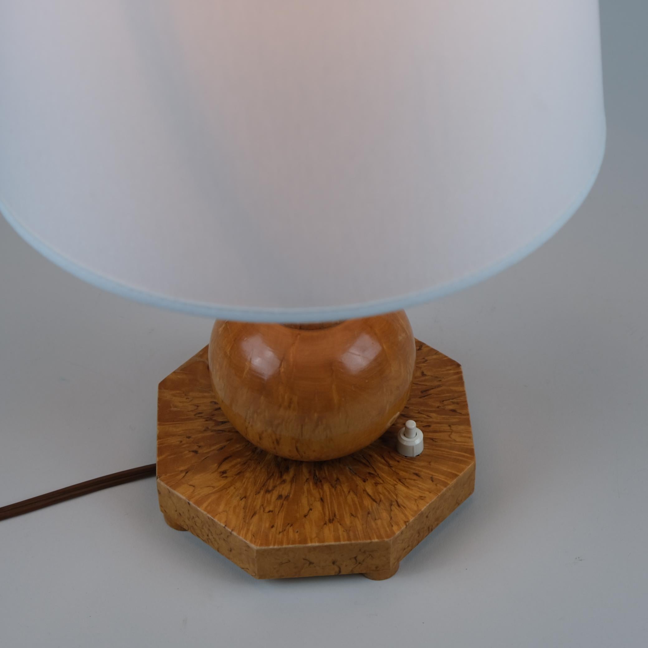 Bouleau Lampe de table en loupe de bouleau curly argentée fabriquée à la main en Finlande dans les années 1940 en vente