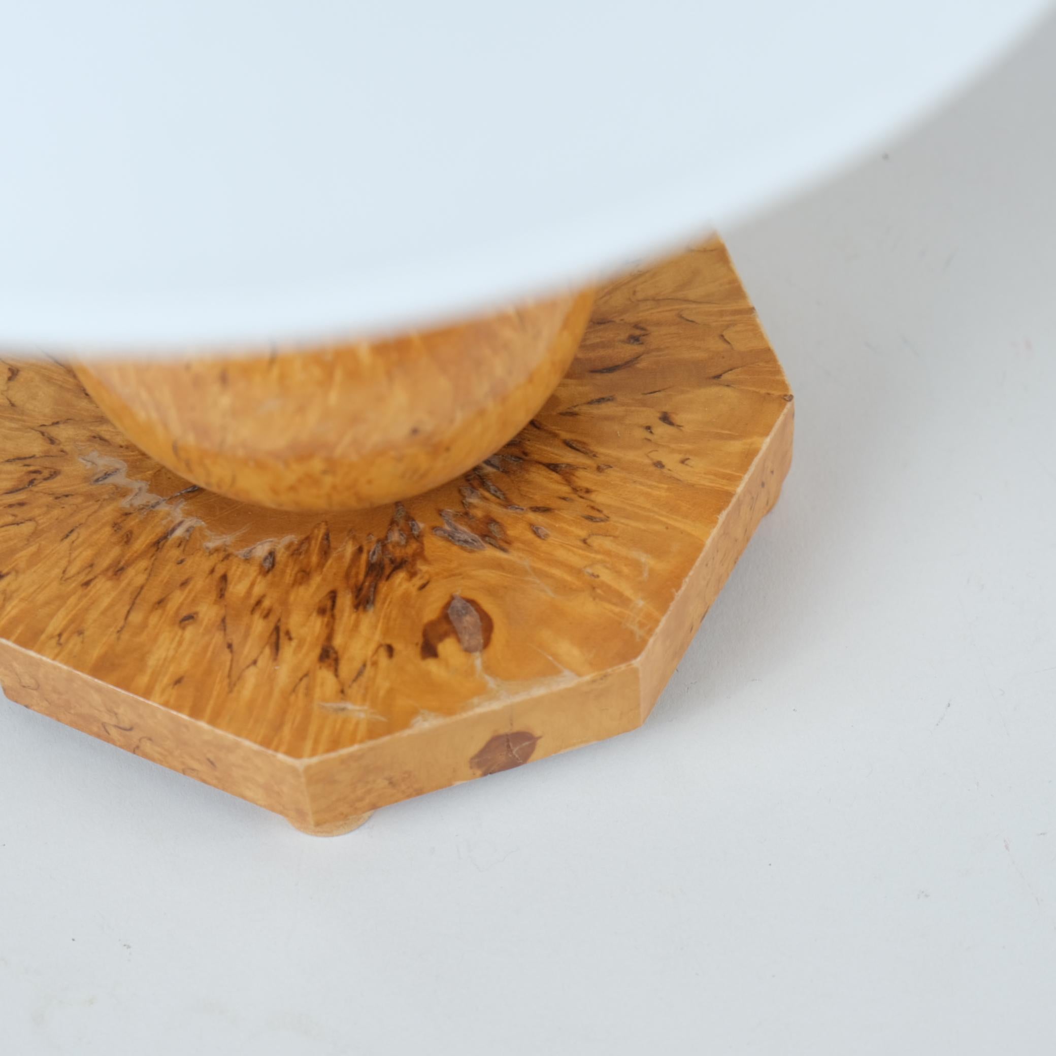 Lampe de table en loupe de bouleau curly argentée fabriquée à la main en Finlande dans les années 1940 en vente 2