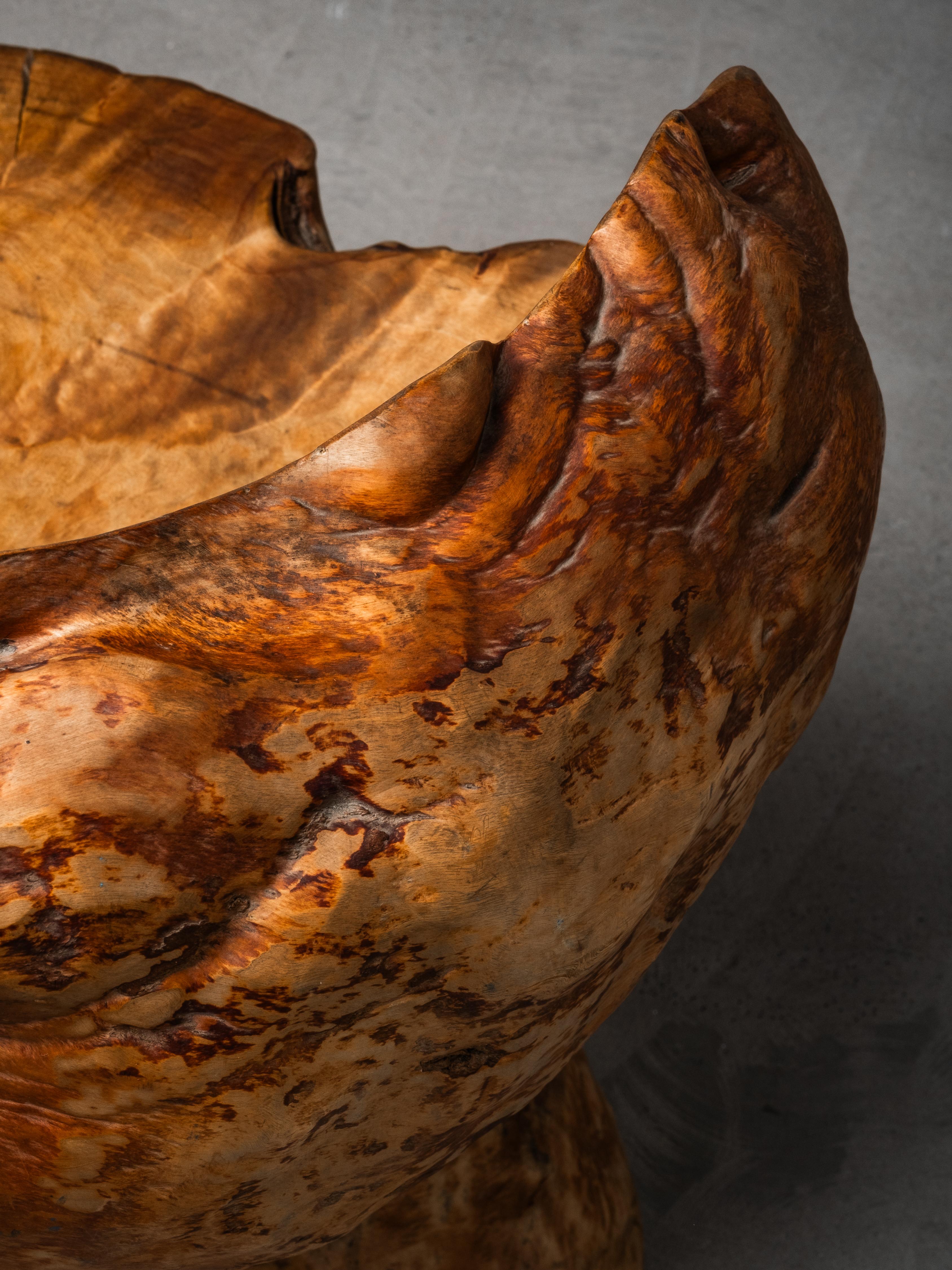 Finnischer handgefertigter Folk Art Burl Wood Stuhl, Mitte 20. im Angebot 4