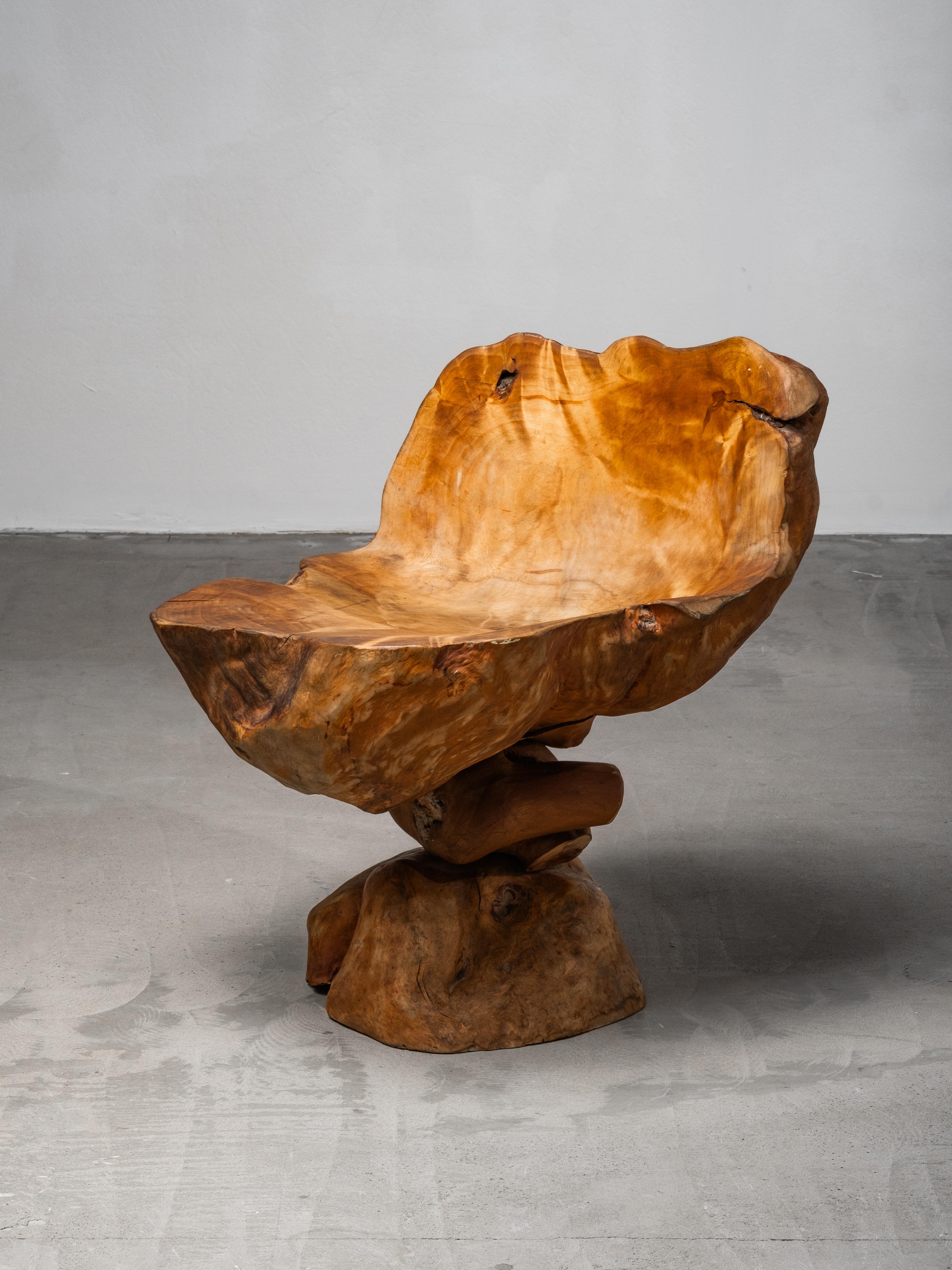 Finnischer handgefertigter Folk Art Burl Wood Stuhl, Mitte 20. (Volkskunst) im Angebot