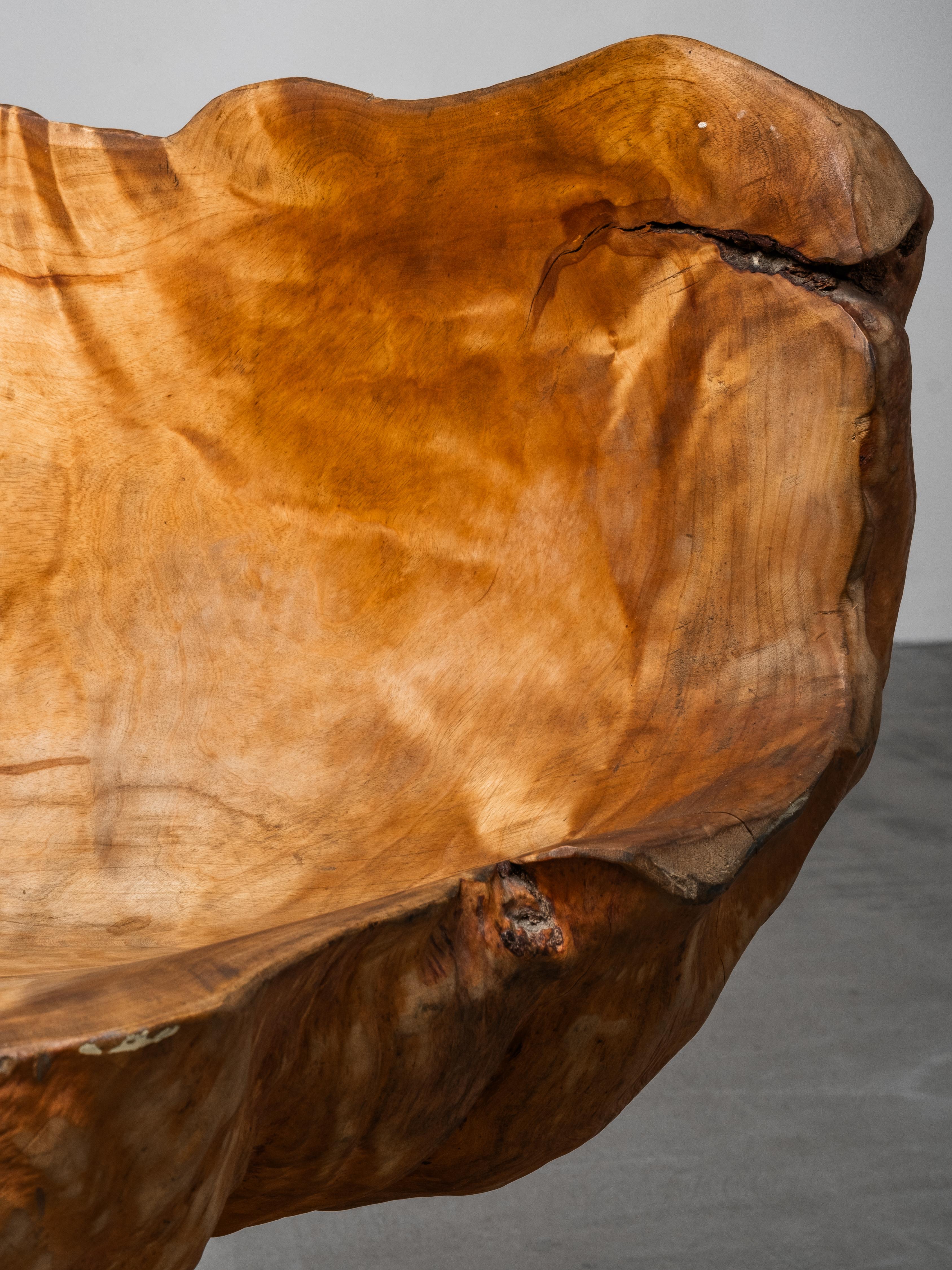 Finnischer handgefertigter Folk Art Burl Wood Stuhl, Mitte 20. (Holz) im Angebot