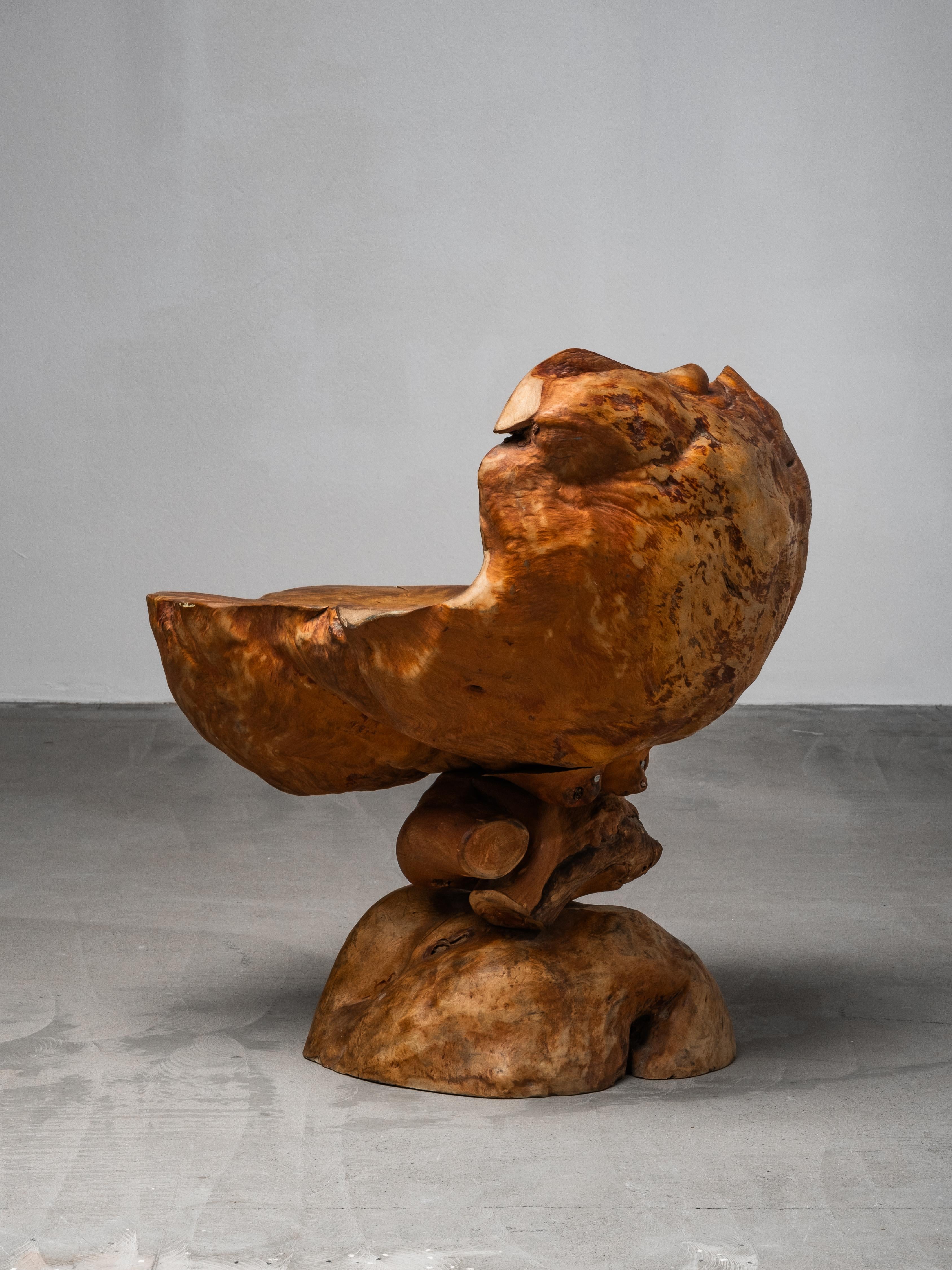 Finnischer handgefertigter Folk Art Burl Wood Stuhl, Mitte 20. im Angebot 1