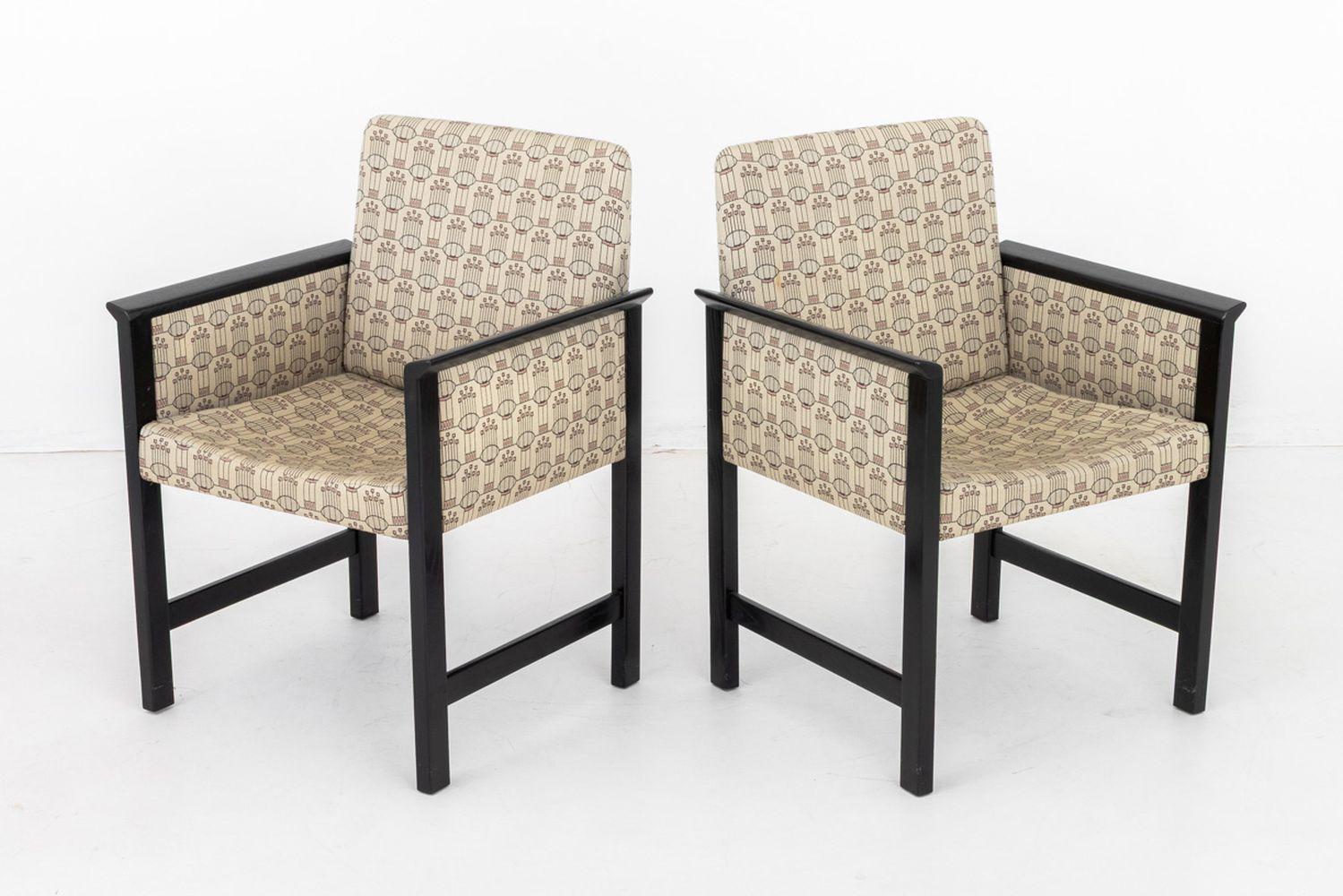 Pareja de sillones finlandeses ICF ebonizados, con tapicería geométrica de mezcla de algodón en beige, con etiqueta 