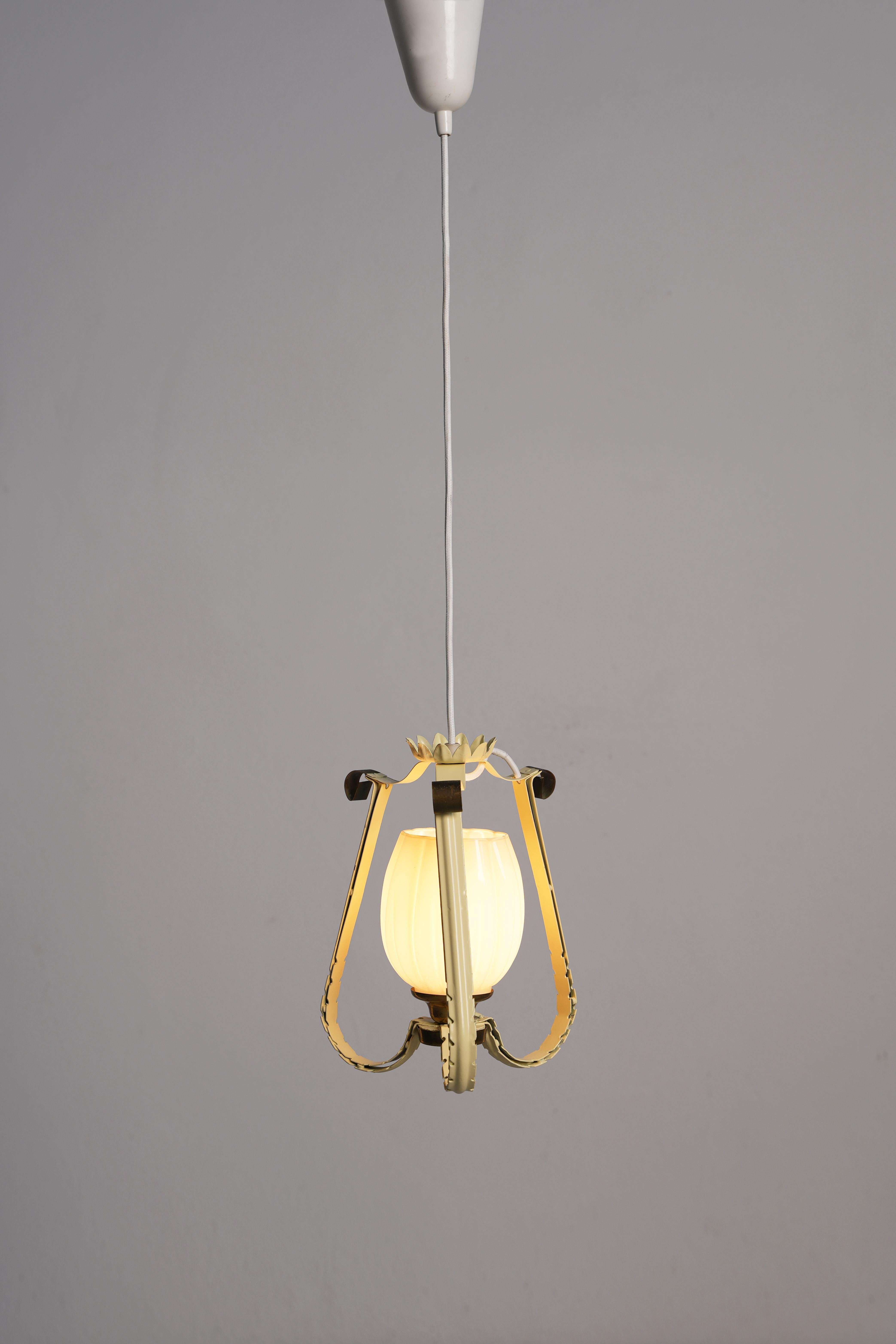 Magnifique plafonnier de Lisa Johansson-Pape intégrant du métal émaillé avec un abat-jour en verre et des détails en laiton, typique des designs de Johansson-Pape qui combinent fréquemment ces matériaux. Créé à l'origine pour le célèbre fabricant de