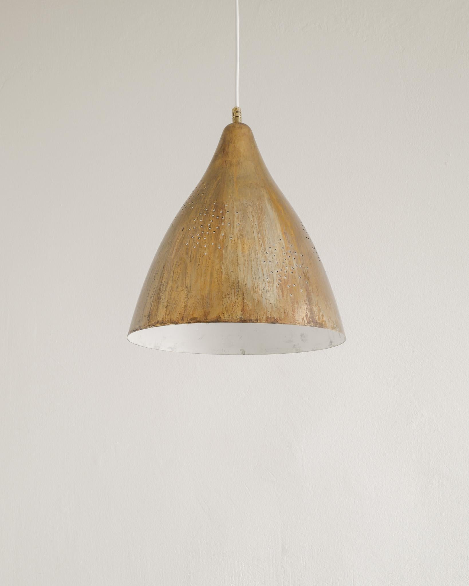 Rare Finnish mid century brass ceiling ceiling pendant lamp by Lisa Johansson-Papé produced by Stockmann Orno Oy in Finland, 1940s. 
In good original condition and stamped Orno on the side of shade.

Dimensions: H: 30 cm / 11.80