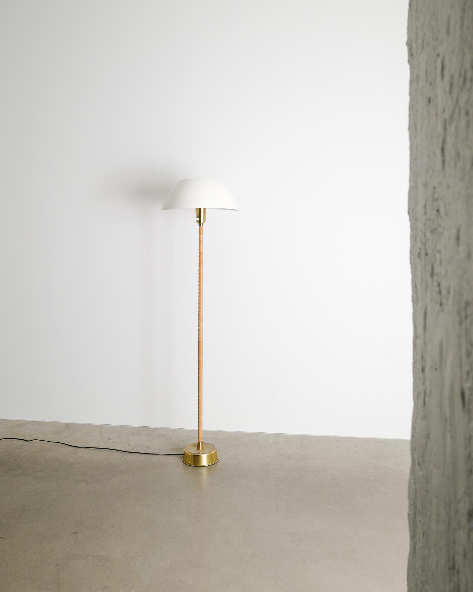 Scandinave moderne Lampe sénateur finlandaise du milieu du siècle en laiton et cuir par Lisa Johansson-Papé, 1960s en vente
