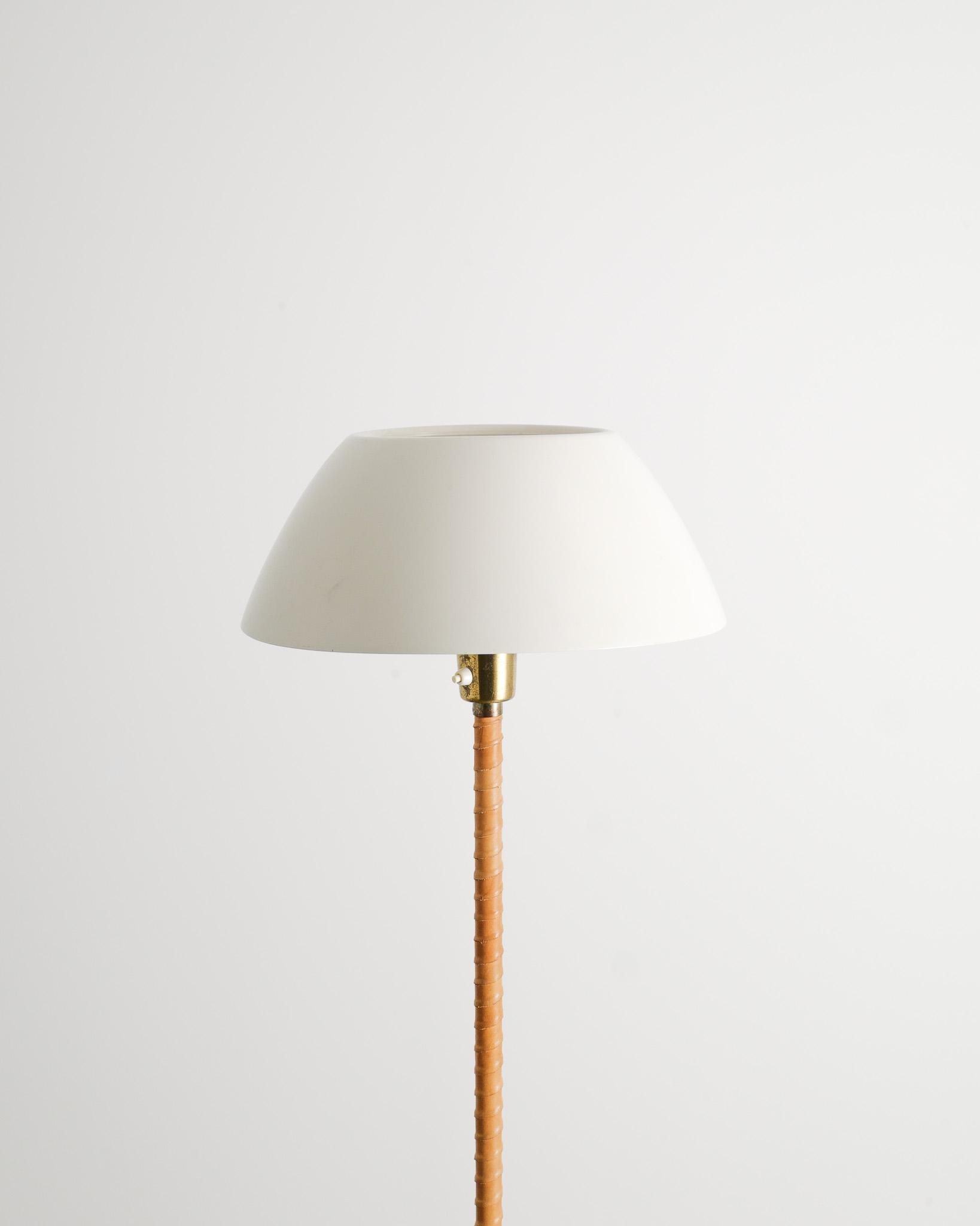 Finlandais Lampe sénateur finlandaise du milieu du siècle en laiton et cuir par Lisa Johansson-Papé, 1960s en vente