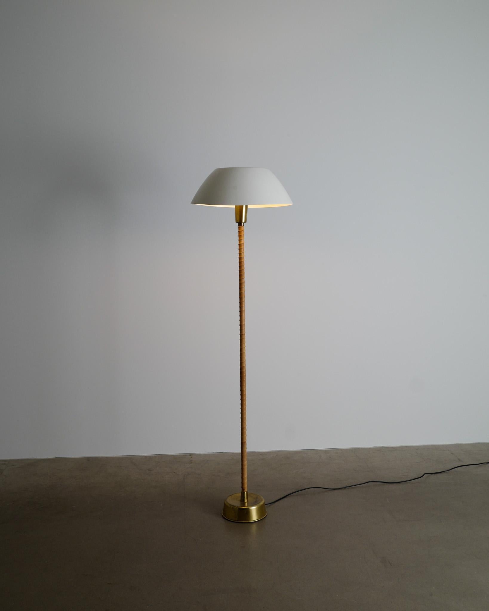 Milieu du XXe siècle Lampe sénateur finlandaise du milieu du siècle en laiton et cuir par Lisa Johansson-Papé, 1960s en vente