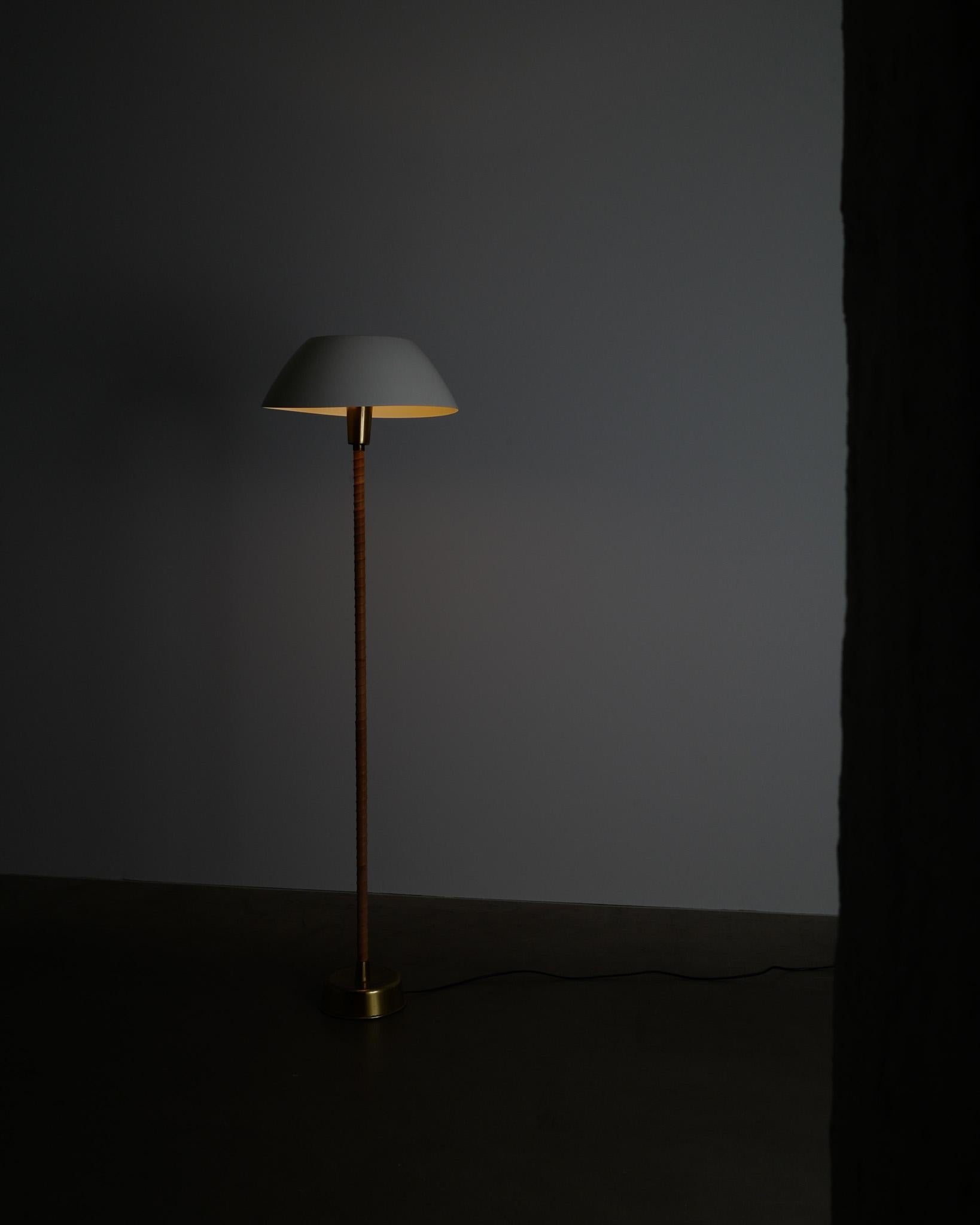 Laiton Lampe sénateur finlandaise du milieu du siècle en laiton et cuir par Lisa Johansson-Papé, 1960s en vente