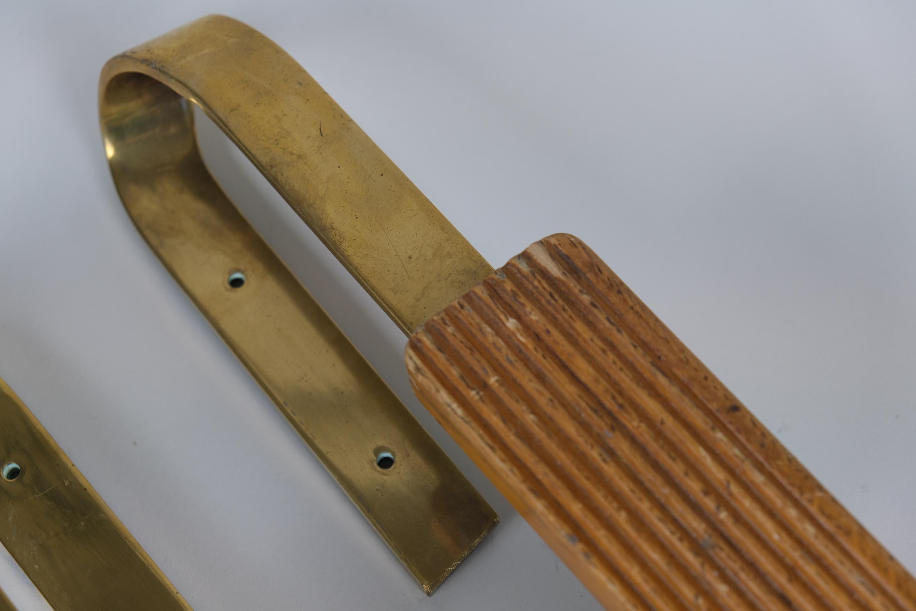 Finlandais Poignées de porte en laiton et Wood Wood, années 1950, design finlandais du milieu du siècle dernier en vente