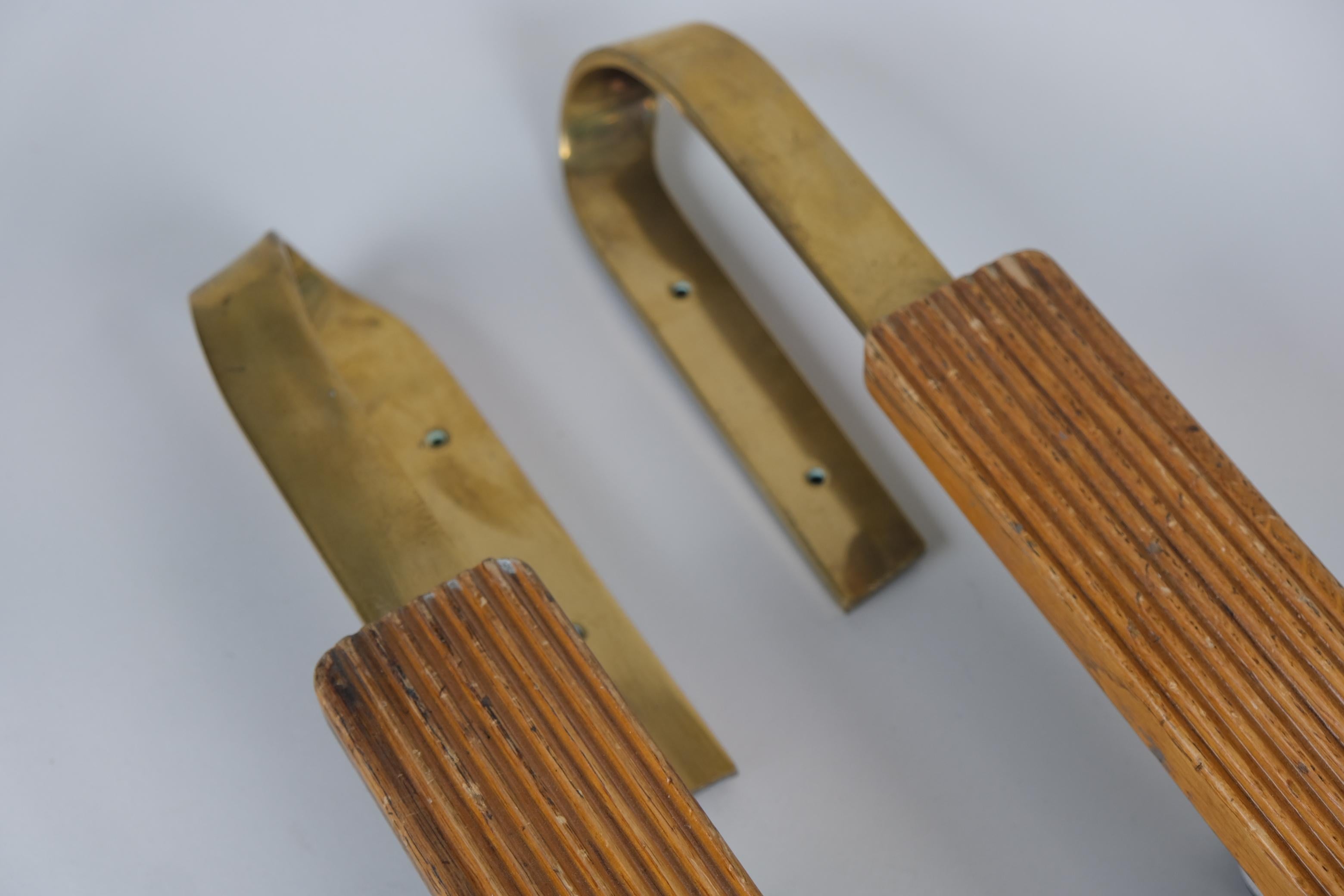 Poignées de porte en laiton et Wood Wood, années 1950, design finlandais du milieu du siècle dernier Bon état - En vente à Helsinki, FI