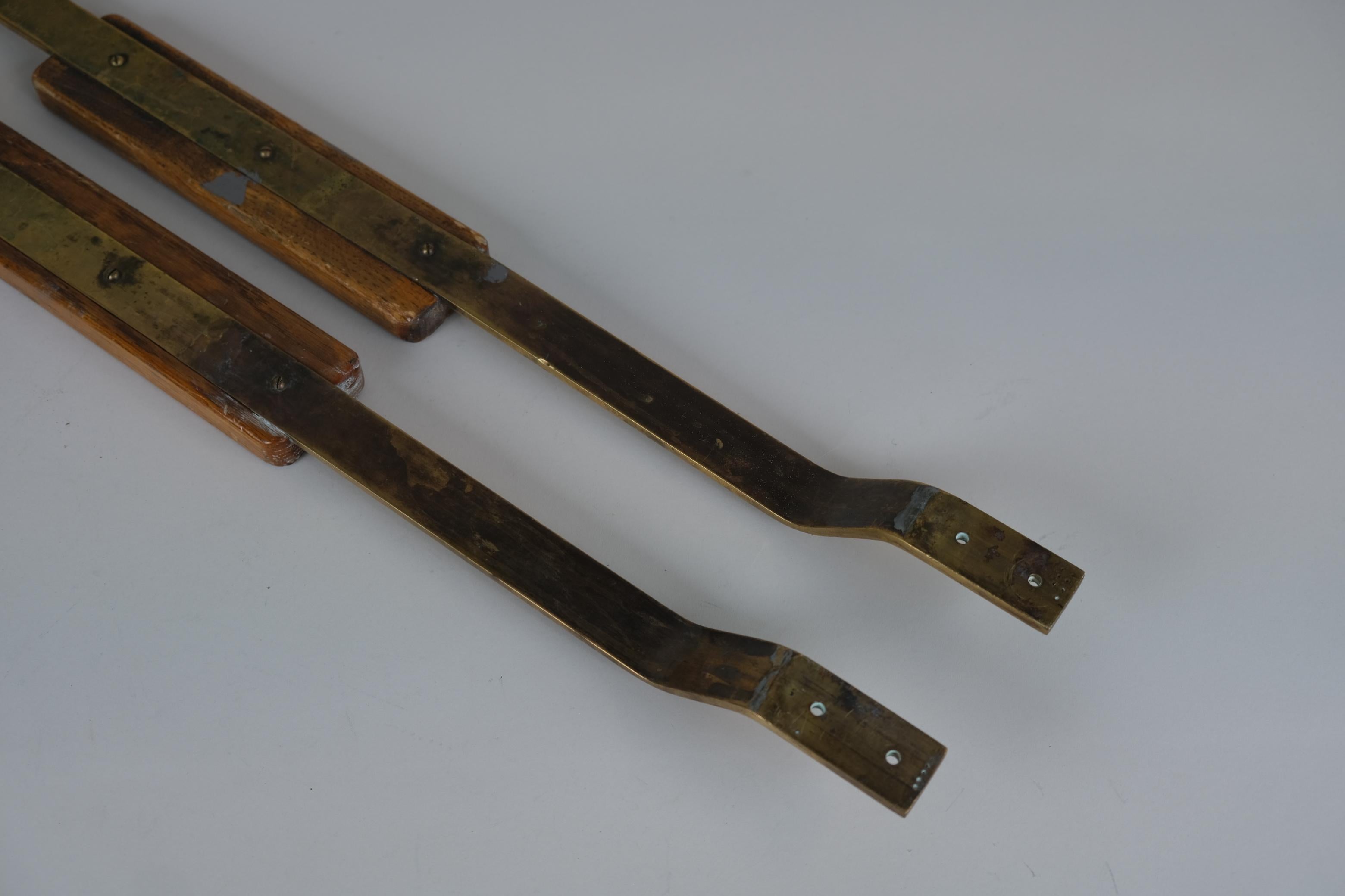 Poignées de porte en laiton et Wood Wood, années 1950, design finlandais du milieu du siècle dernier en vente 1