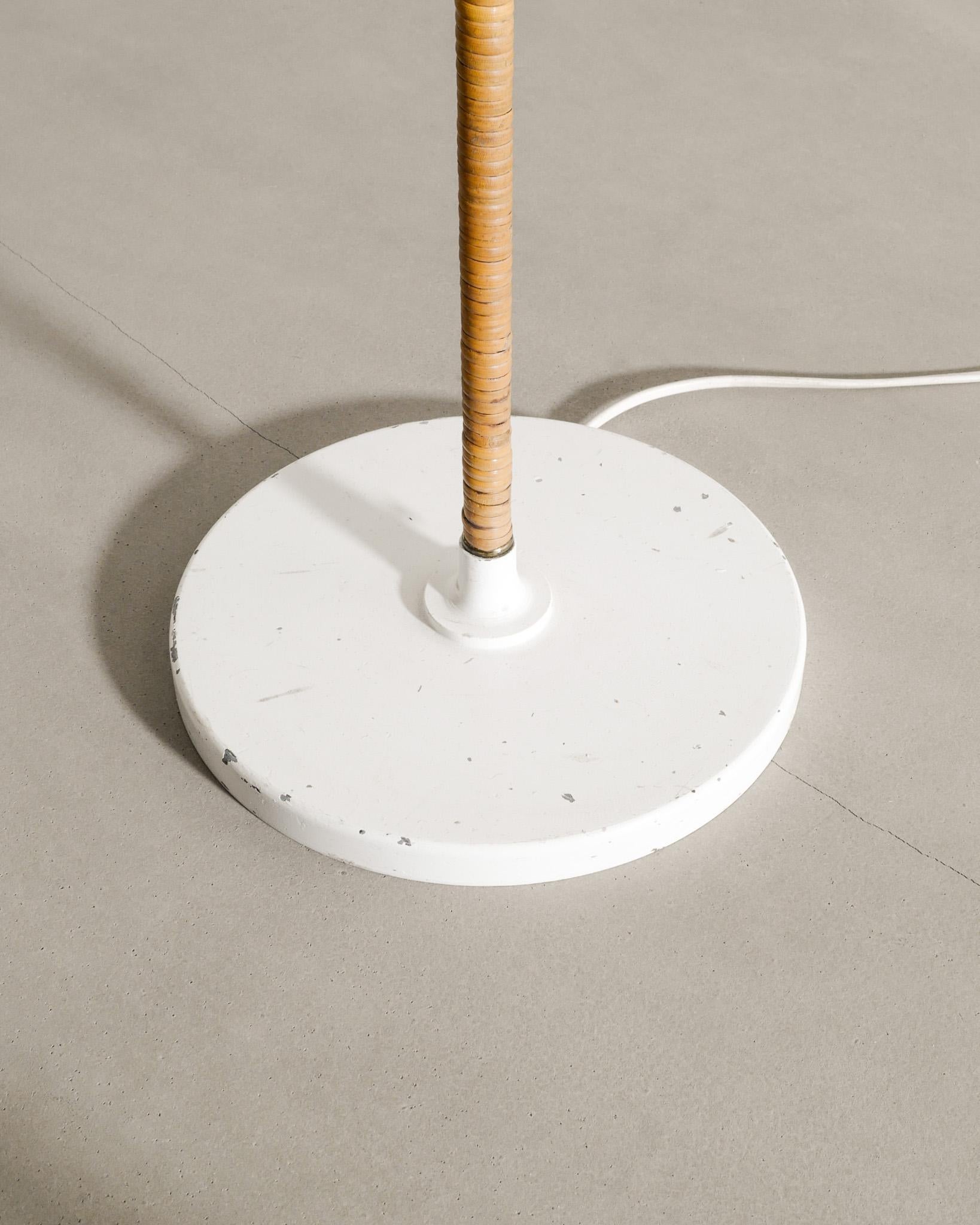 Finnische Stehlampe aus der Mitte des Jahrhunderts von Itsu im Stil von Paavo Tynell 9202, 1940er Jahre im Angebot 5