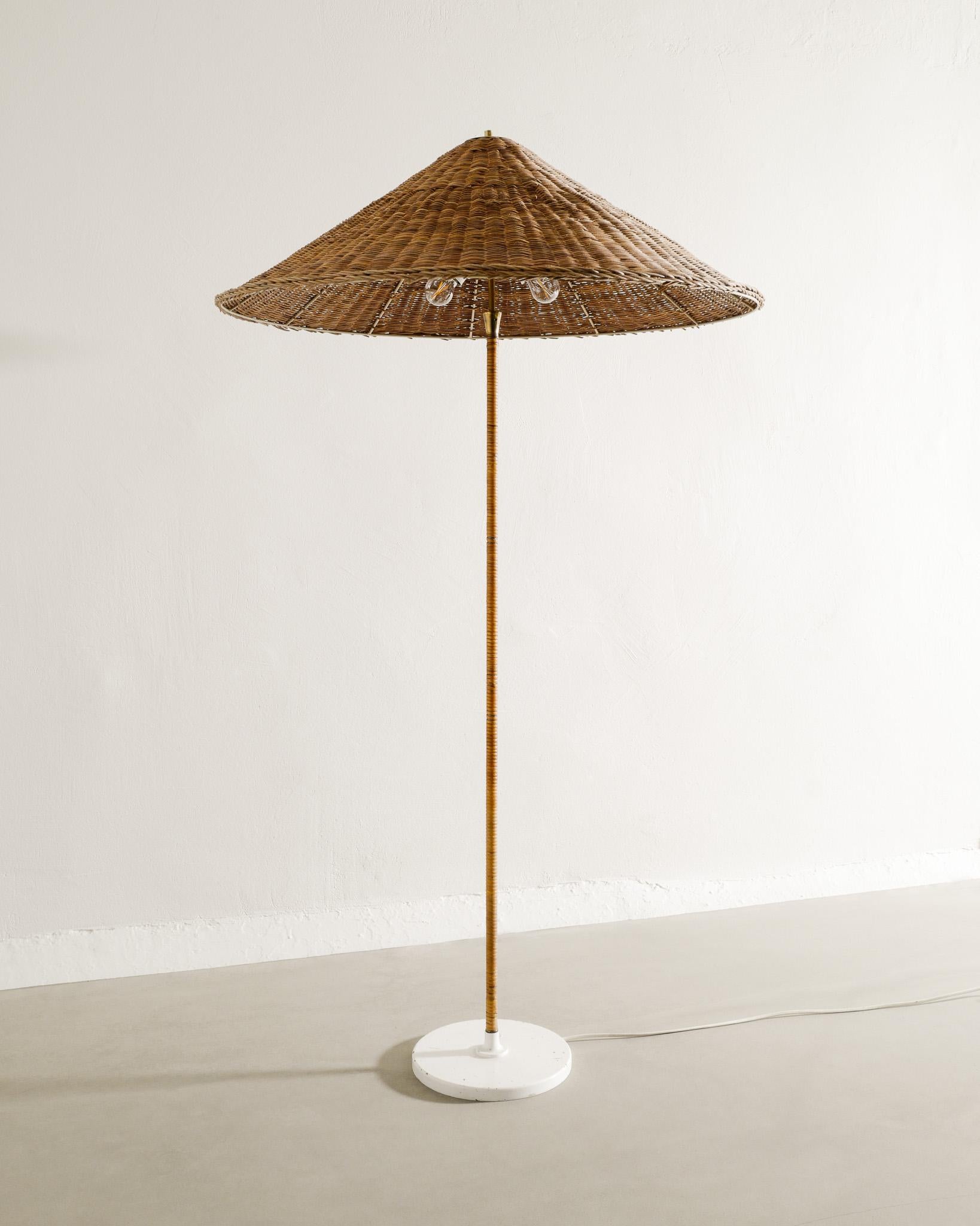Finnische Stehlampe aus der Mitte des Jahrhunderts von Itsu im Stil von Paavo Tynell 9202, 1940er Jahre (Skandinavische Moderne) im Angebot