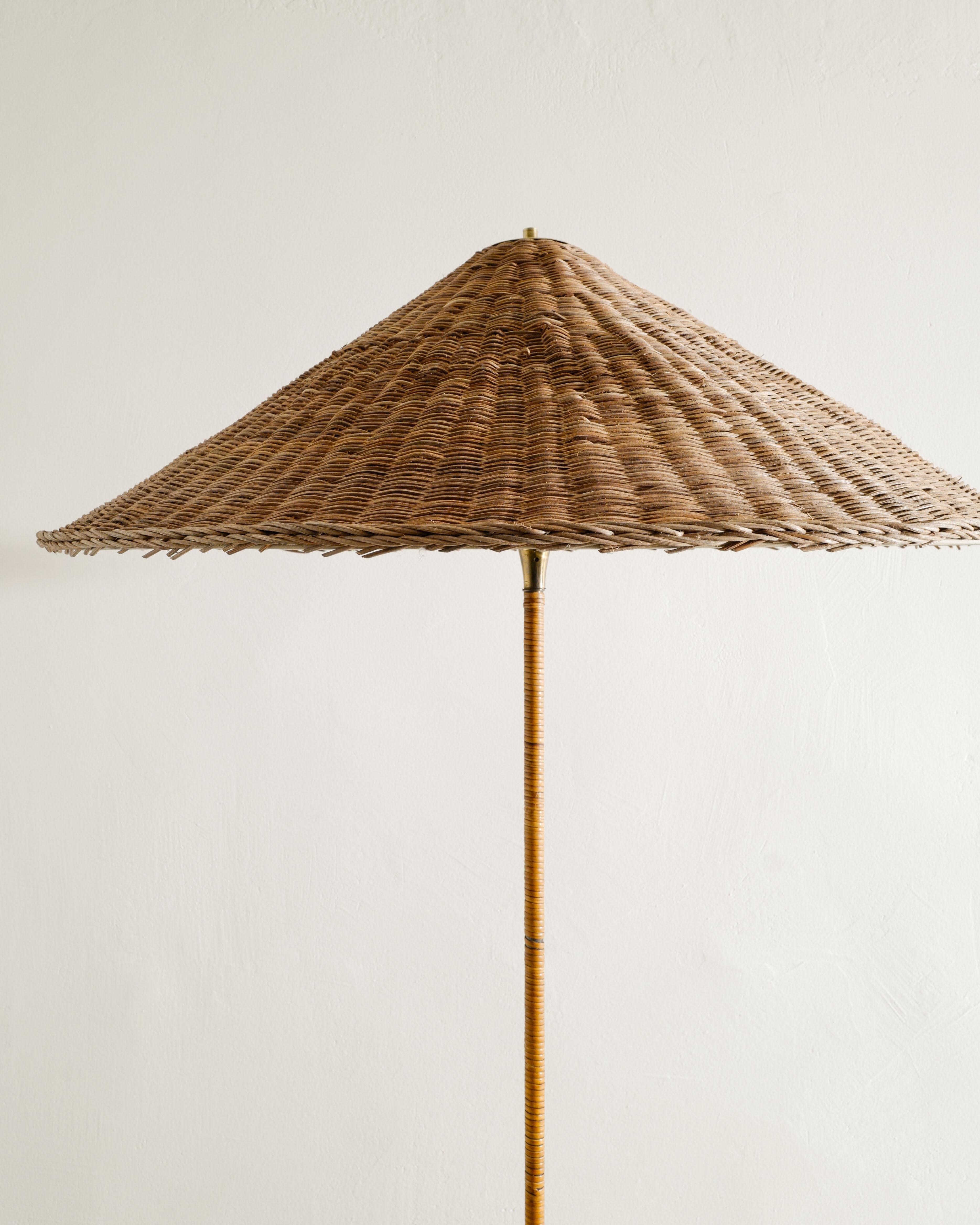 Lámpara de pie finlandesa de mediados de siglo de Itsu al estilo de Paavo Tynell 9202, década de 1940 Escandinavo moderno en venta